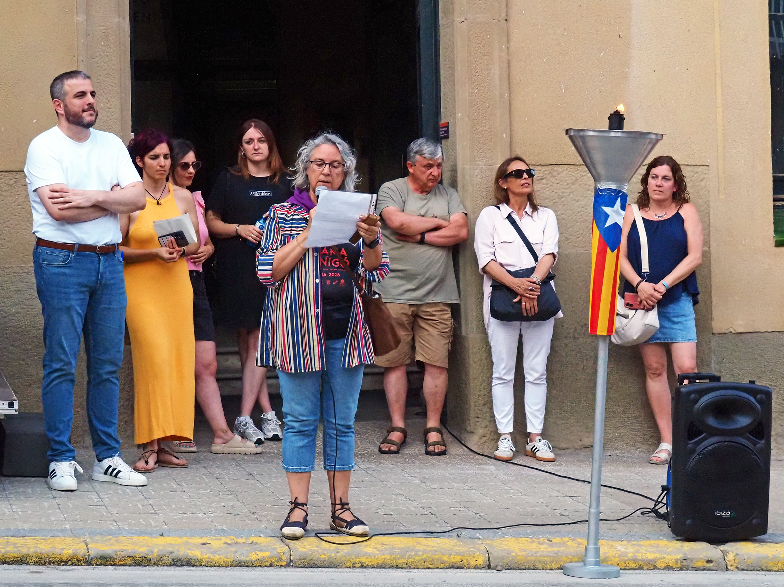 La regidora i representant dels Geganters del Gorg de lâ€™Olla, Elsa Fenoy, parla al costat de lâ€™alcalde Albert CoberÃ³ i altres membres de la CorporaciÃ³ Municipal, durant la celebraciÃ³ de la Nit de Sant Joan a SÃºria.