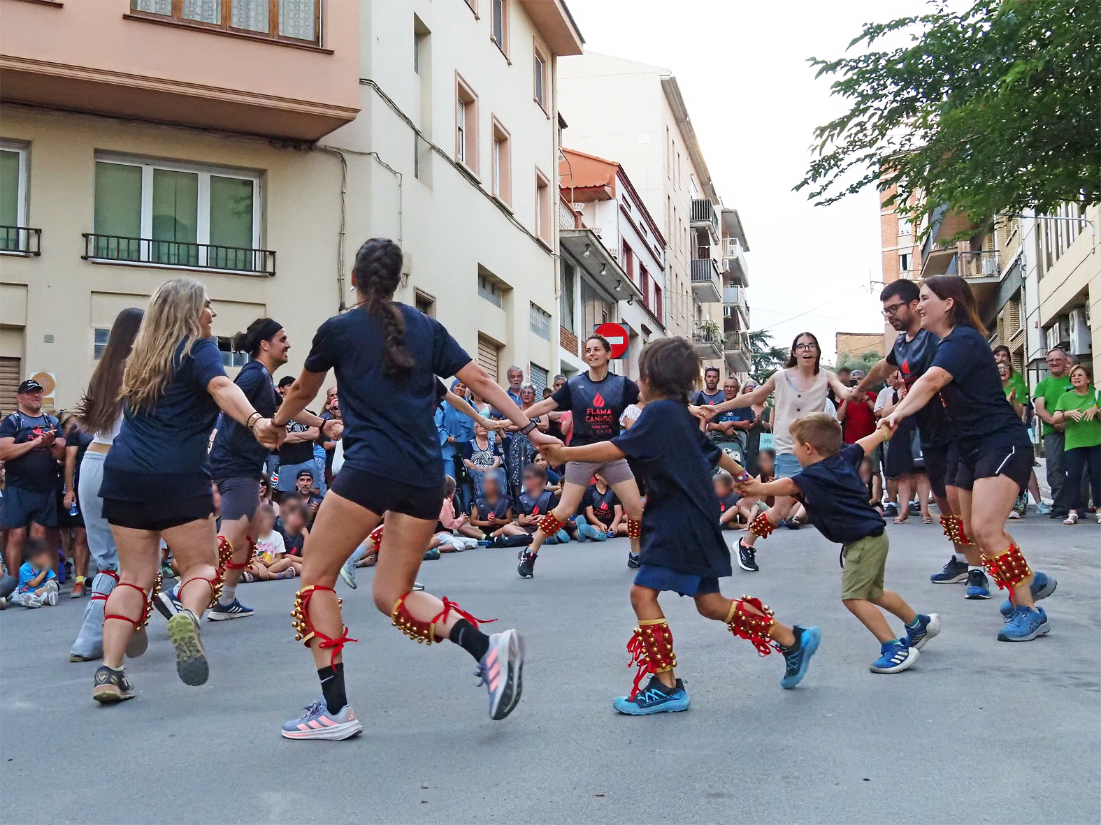 Ball de Cascavells a cÃ rrec dels Trabucaires del Tro Gros durant la celebraciÃ³ de la Nit de Sant Joan a SÃºria.