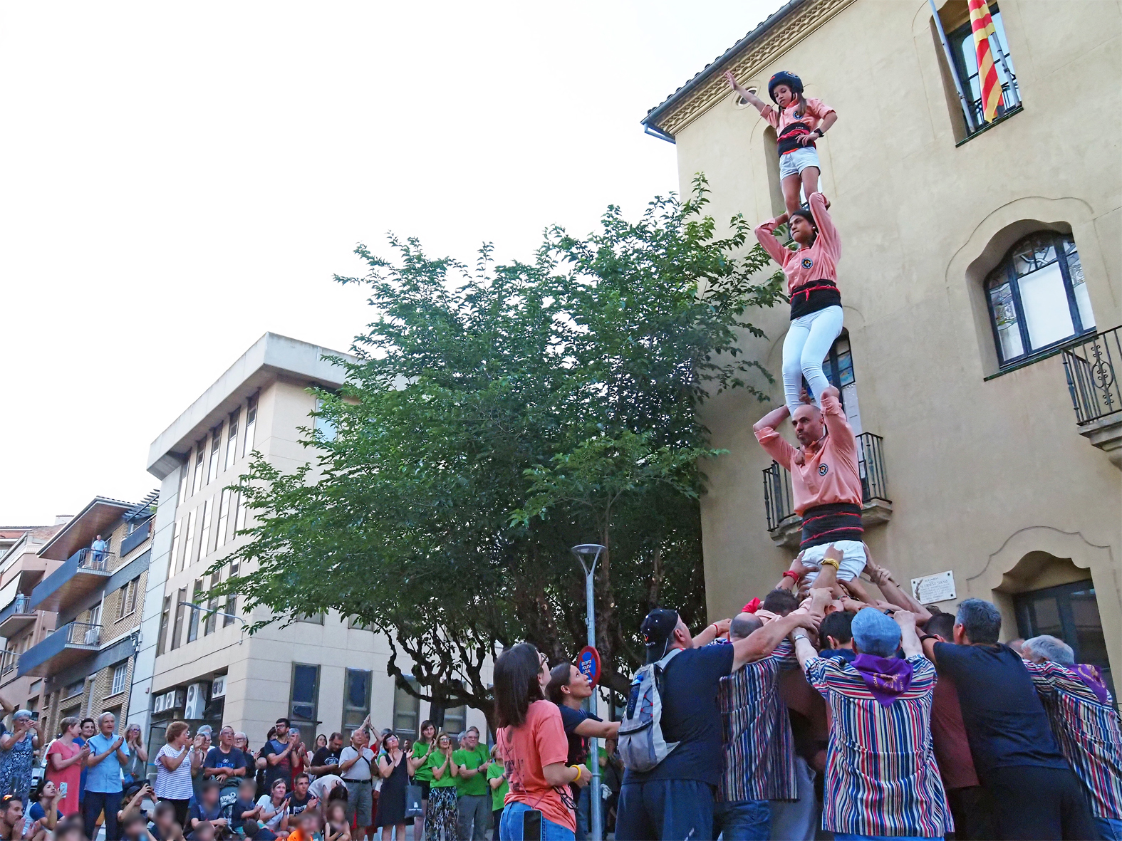 Pilar de la Colla Castellera Salats durant la celebraciÃ³ de la Nit de Sant Joan a SÃºria.