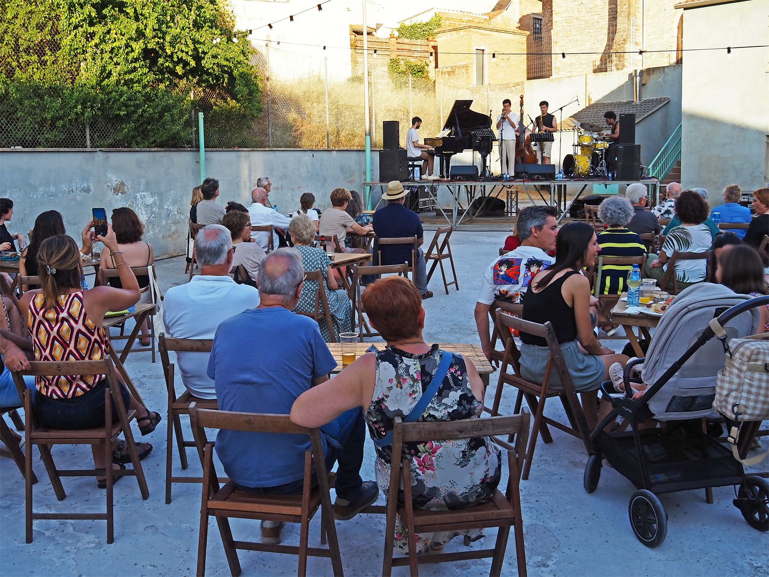 Imatge de l'actuaci&oacute; del grup de jazz Javier Rojo Quintet al pati del Foment Cultural, dins del 9&egrave; Festival Art en Cicle de S&uacute;ria.