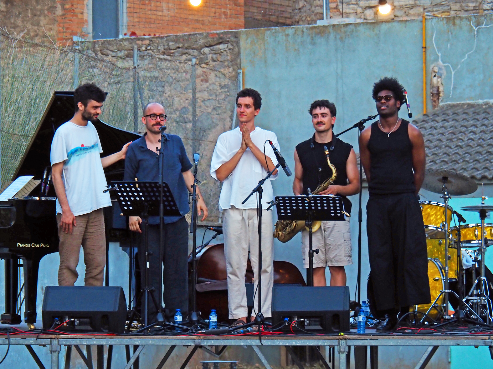 El grup de jazz Javier Rojo Quintet saluda el p&uacute;blic al final del concert al pati del Foment Cultural, dins del 9&egrave; Festival Art en Cicle de S&uacute;ria.