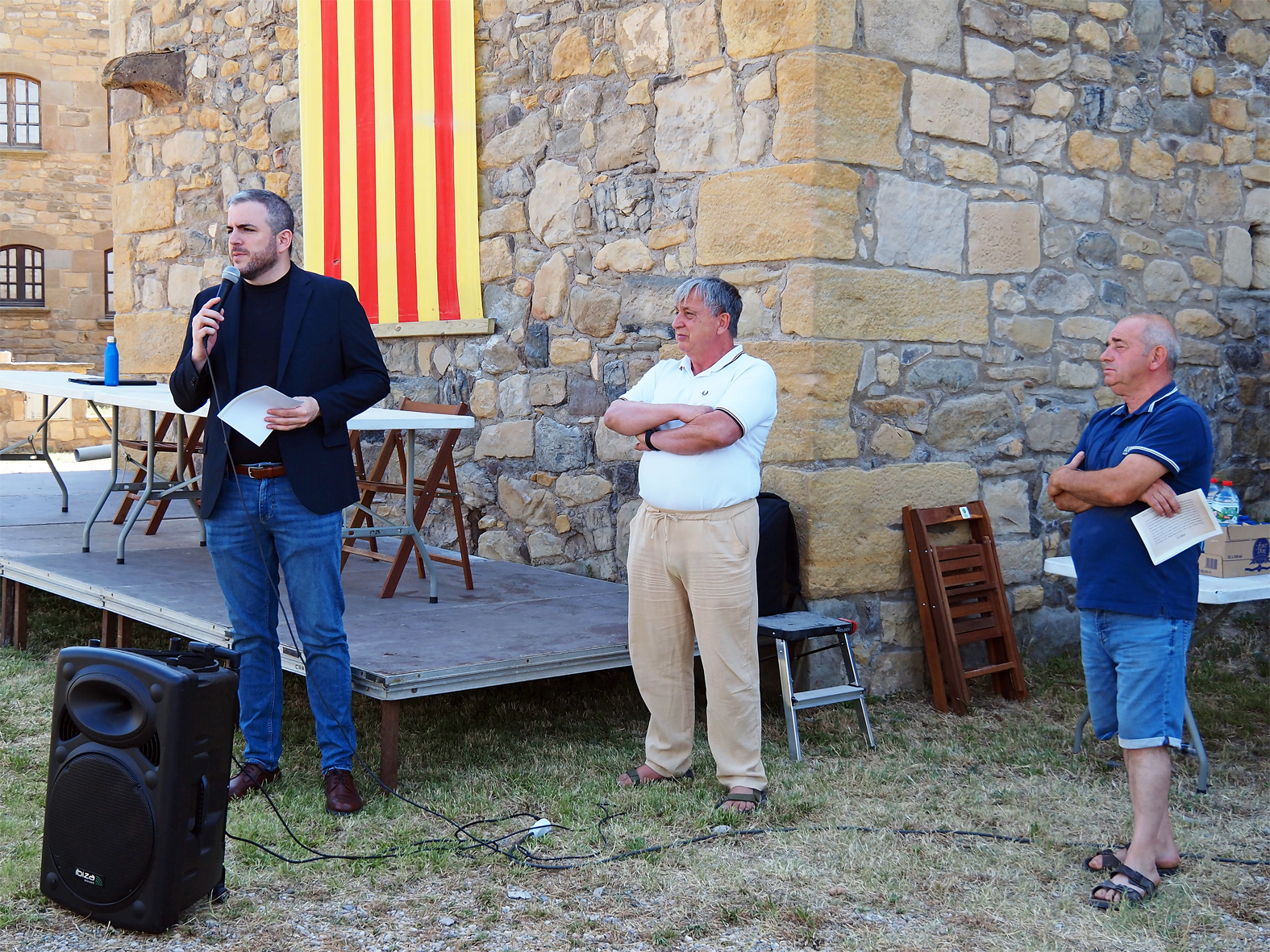 L'alcalde Albert Cober&oacute; dona la benvinguda institucional en l'inici de l'acte central de l'Any Mag&iacute; F&agrave;brega a Cererols, al costat del regidor Albert F&agrave;brega i del representant de l'Associaci&oacute; d'Amics i Veïns de Cererols, &Agrave;ngel Barat.