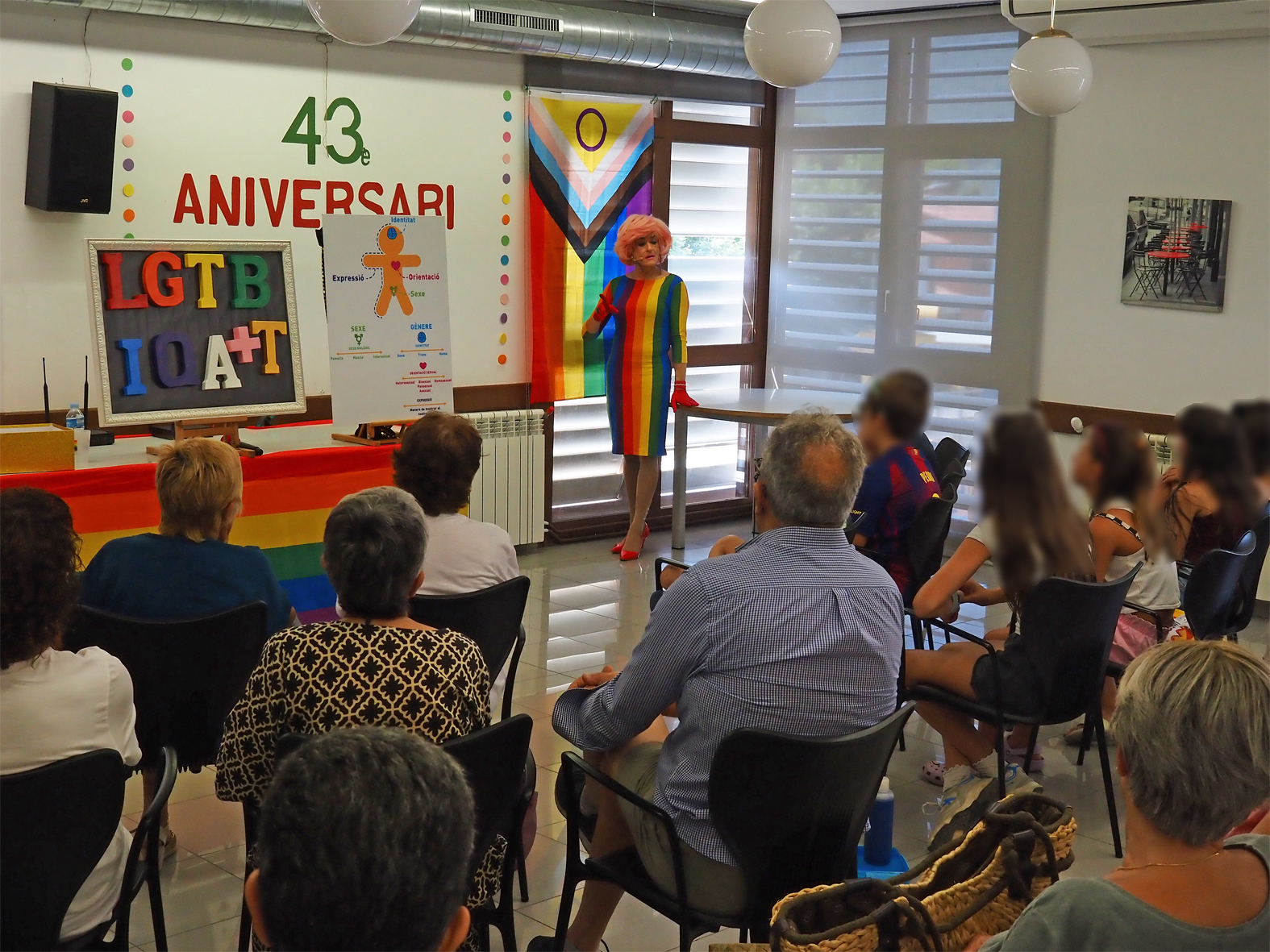 Taller del Dia Internacional de l'Orgull LGTBIQA+ a S&uacute;ria, a c&agrave;rrec de l'activista social, presentadora i cupletista Brigitta Lamoure.