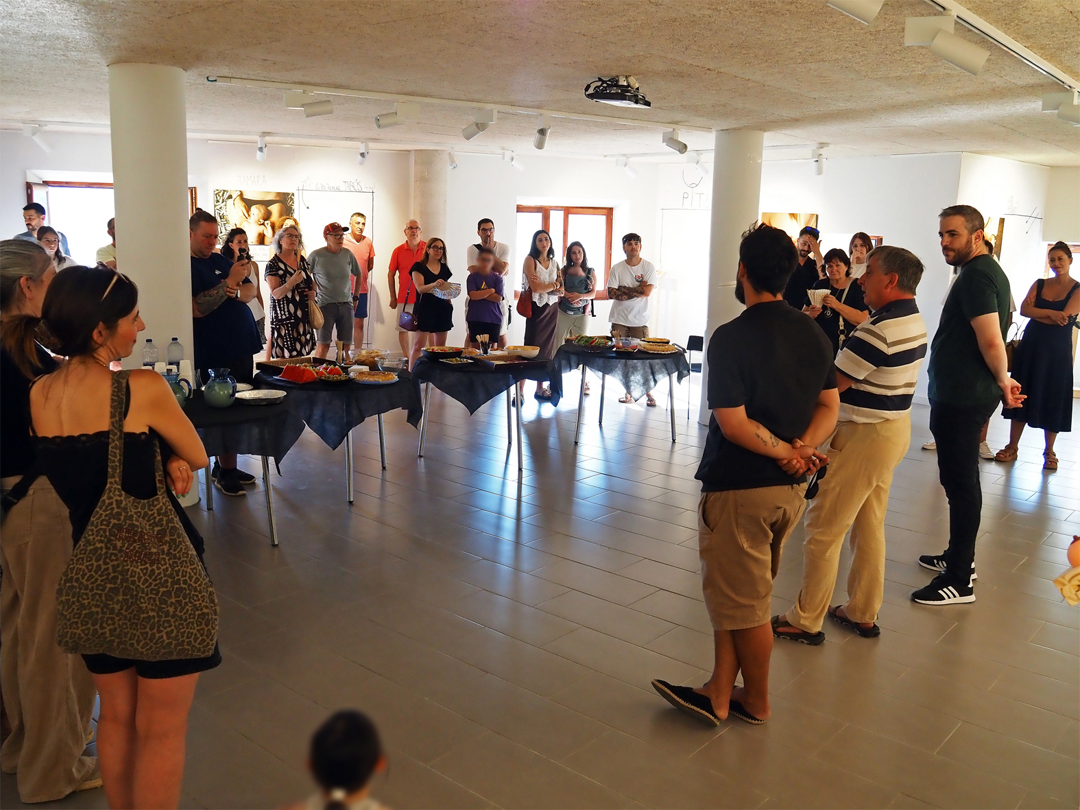 Imatge de l'acte inaugural de l'exposici&oacute; 'Pit & Tip' del fot&ograve;graf Mario Mateo sobre la maternitat en el postpart, al Casinet del Poble Vell.