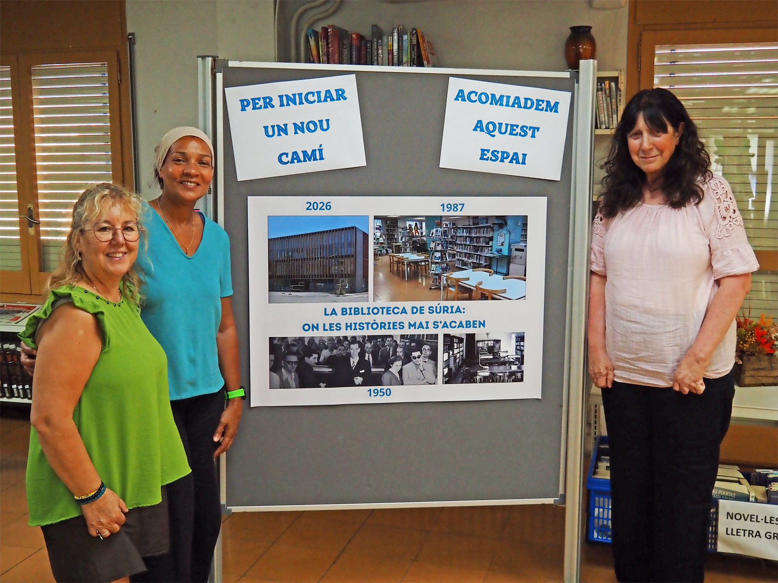Equip de la Biblioteca de S&uacute;ria, al costat d'un plaf&oacute; de comiat de les instal&middot;lacions actuals.