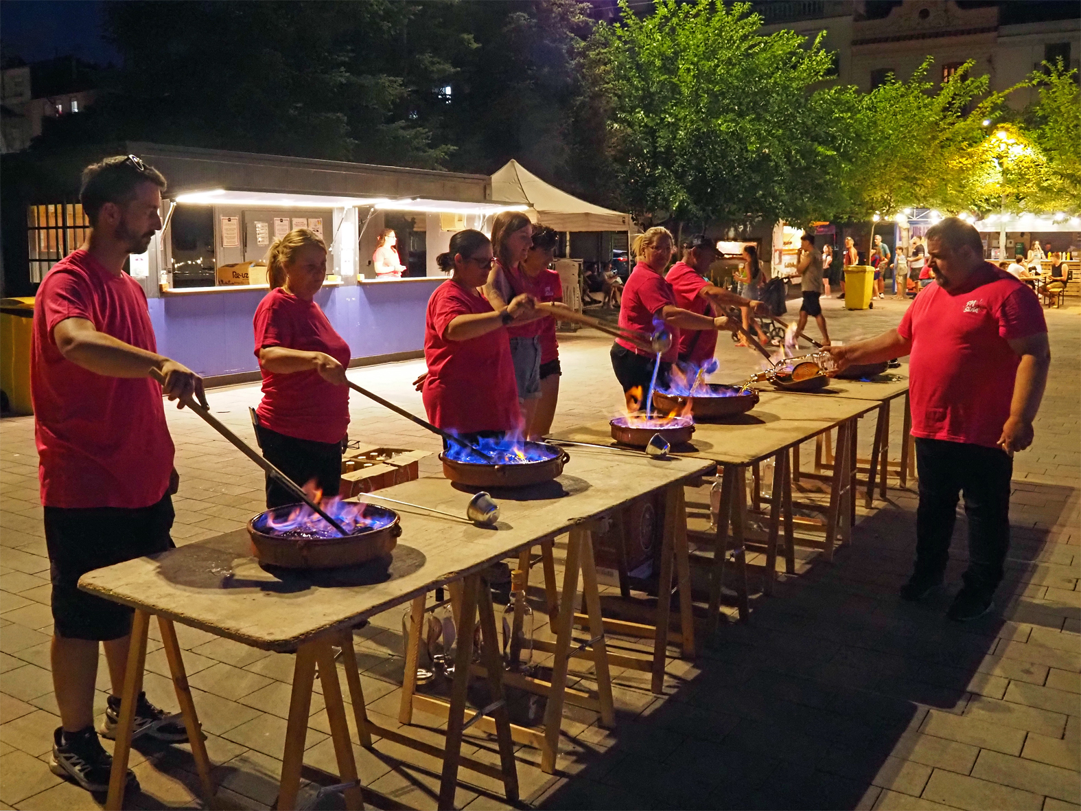 PreparaciÃ³ del rom cremat durant la cantada dâ€™havaneres de la Festa Major de SÃºria.