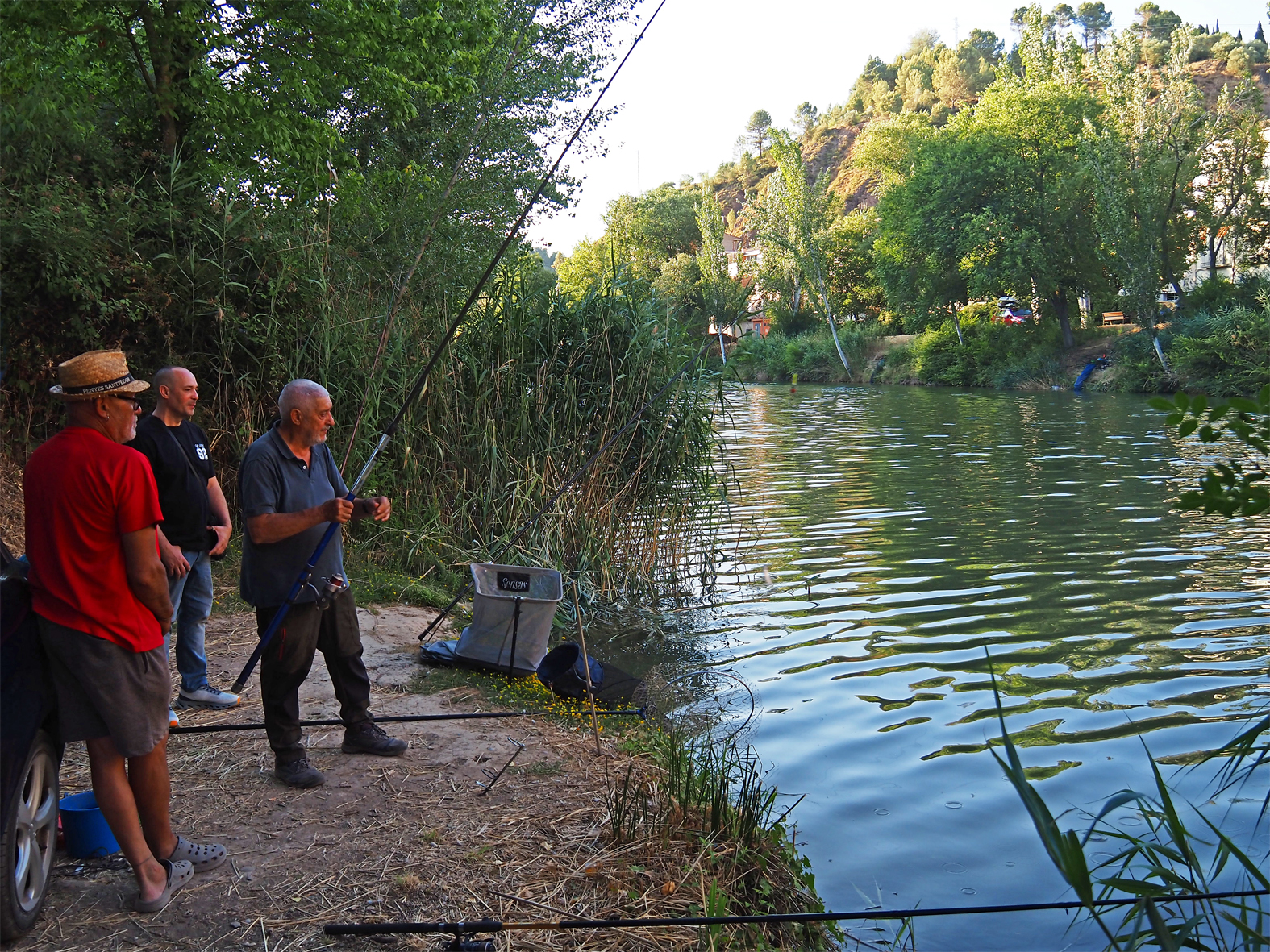 Participants en el Concurs de Pesca de lâ€™AgrupaciÃ³ de Pescadors Esportius, dins del prÃ²leg de la Festa Major de SÃºria.
