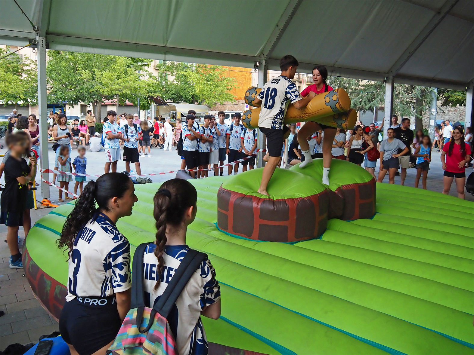 CompeticiÃ³ dels Kampionats Esportius Nocturns (KEN), dins de la Festa Major de SÃºria.