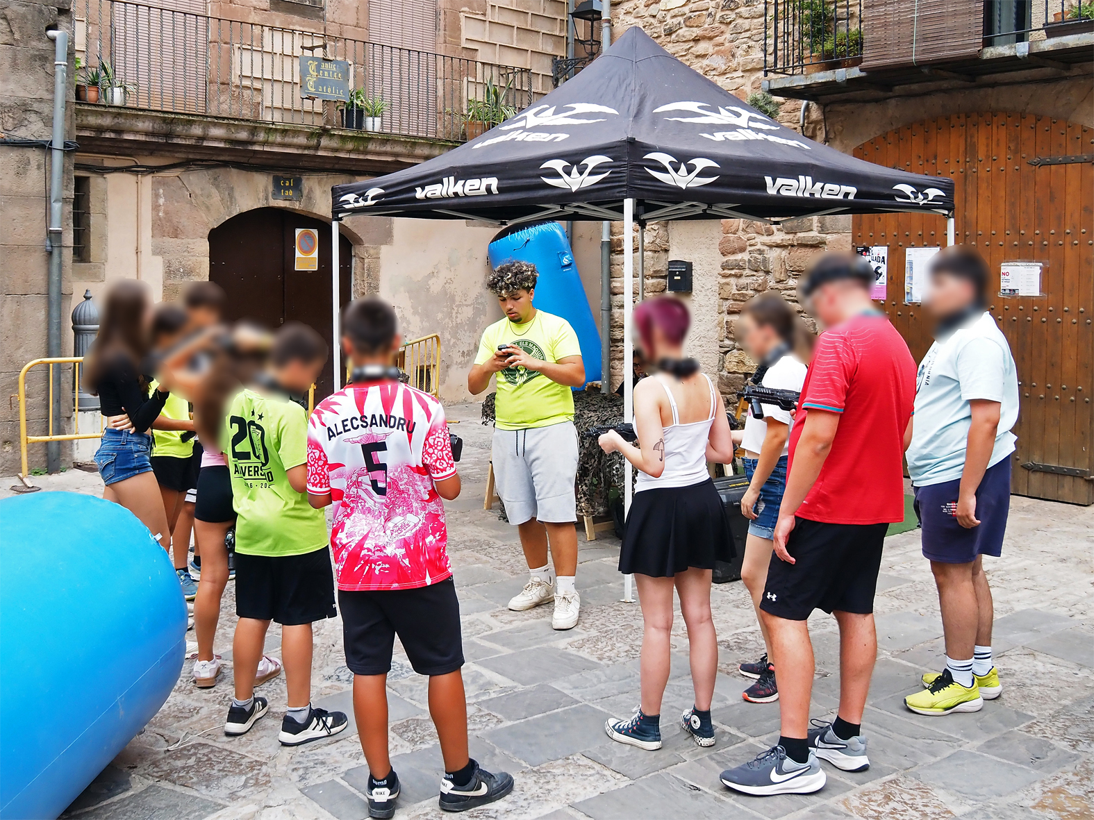 Participants en la sessiÃ³ de LÃ ser Combat al Poble Vell, dins de la Festa Major de SÃºria.
