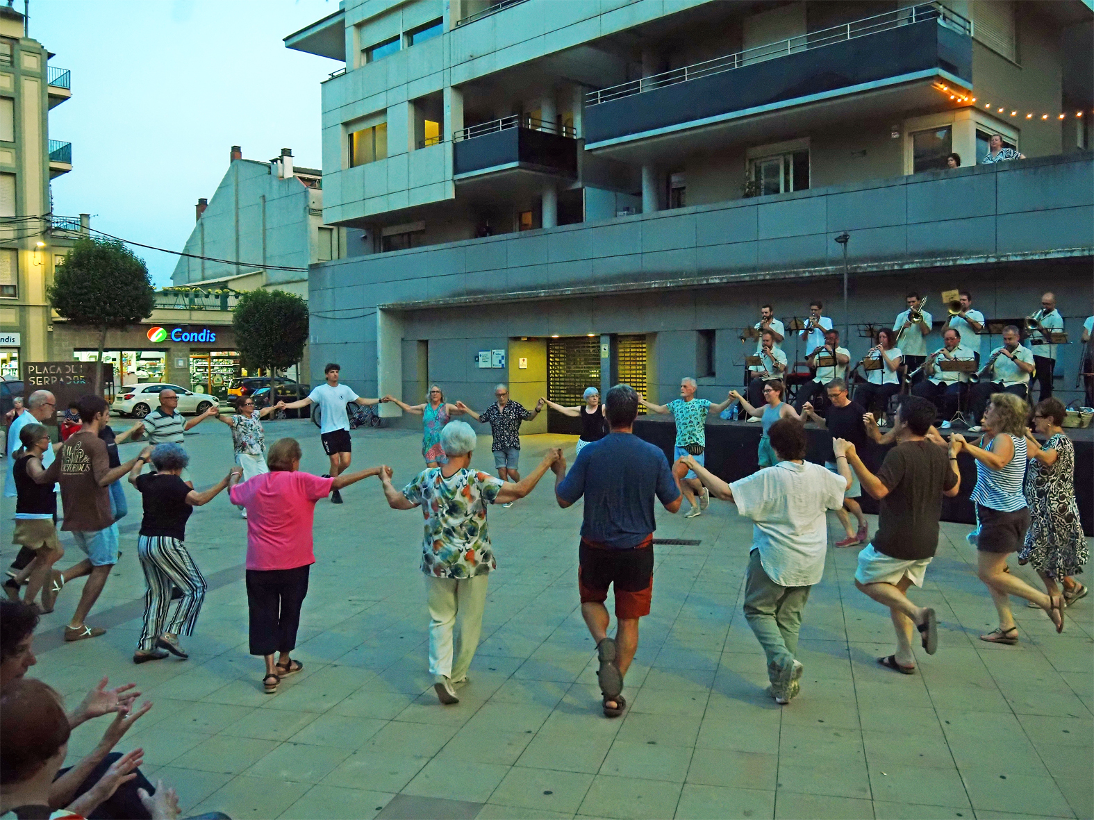 Ballada de sardanes de la Festa Major de SÃºria, a cÃ rrec de la Cobla Marinada, a la plaÃ§a de la Serradora.