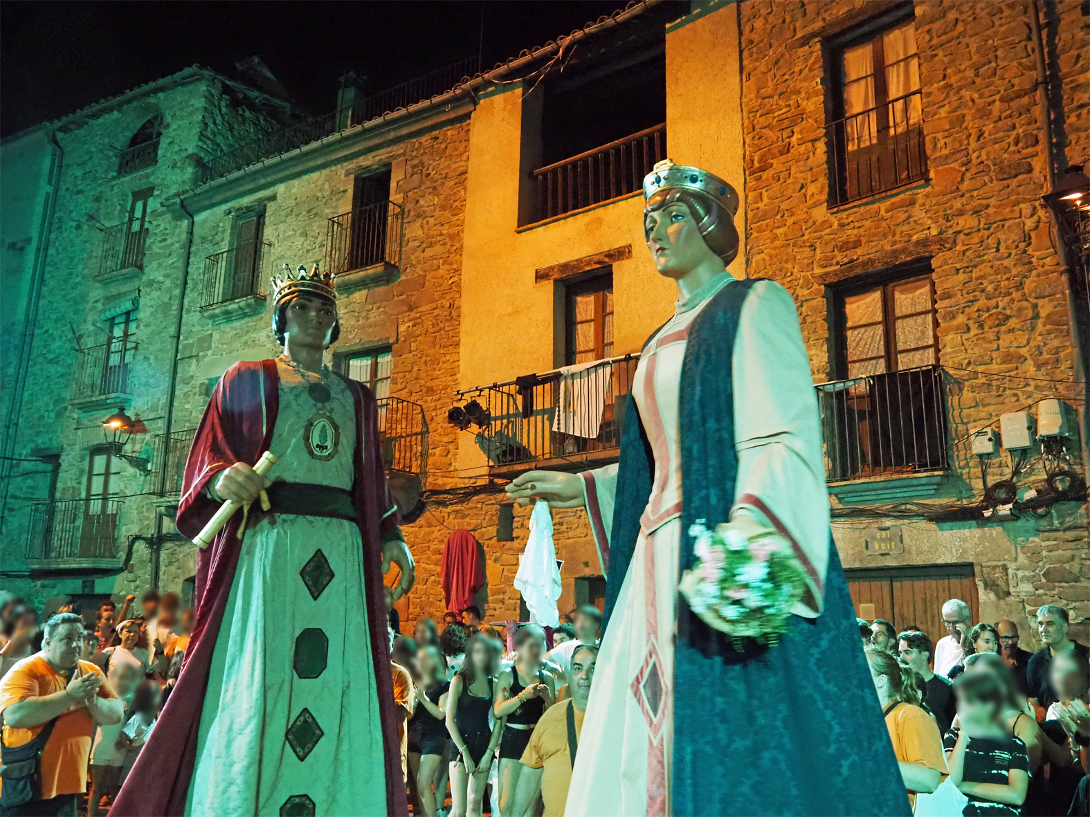 Actuaci&oacute; dels Gegants de S&uacute;ria, amb els Geganters i Grallers del Poble Vell, durant la Trapellada a la pla&ccedil;a Major del Poble Vell, dins de la Festa Major de S&uacute;ria.