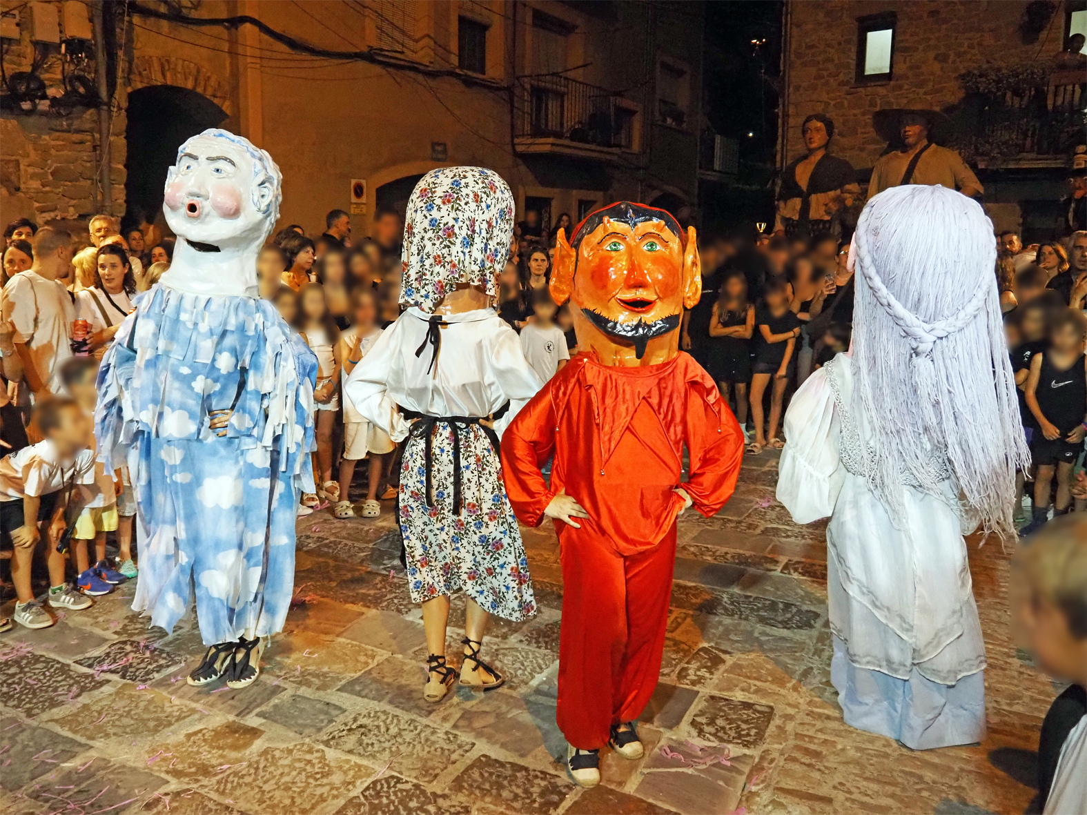 Actuaci&oacute; dels Capgrossos de la Nit de Sant Joan durant la Trapellada a la pla&ccedil;a Major del Poble Vell, dins de la Festa Major de S&uacute;ria.