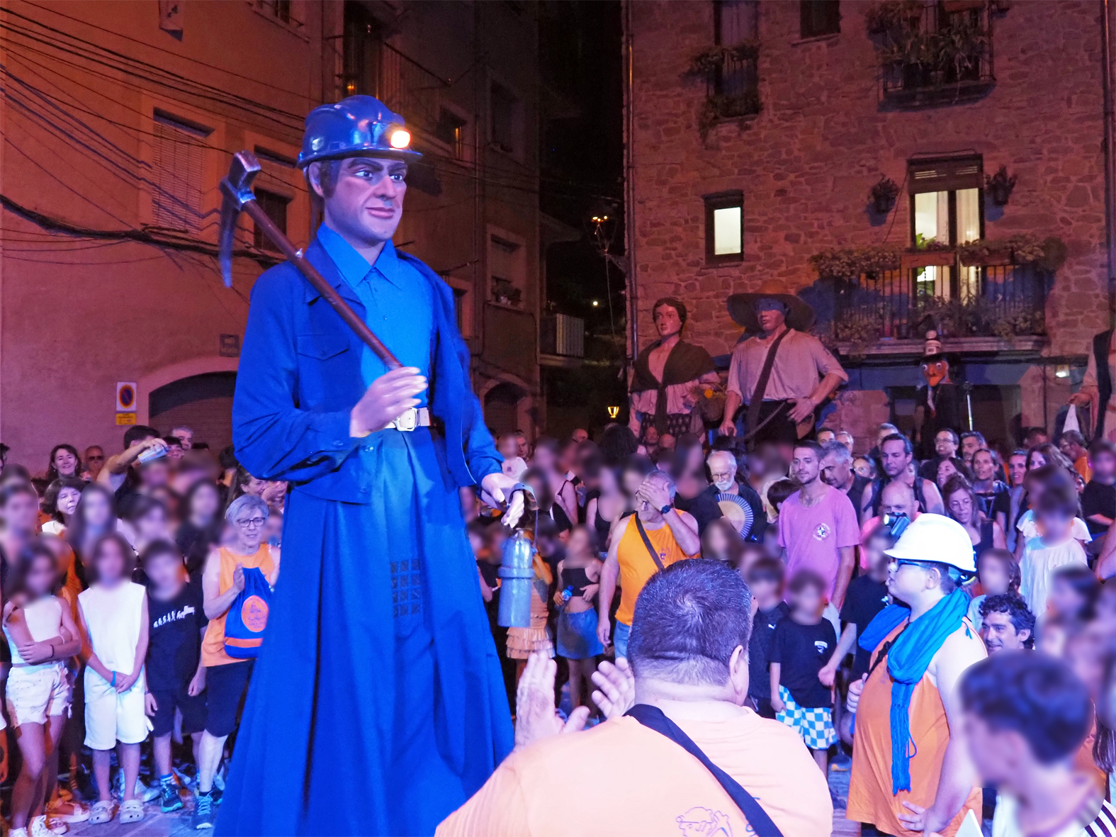 Actuaci&oacute; del Gegant Miner dels Geganters i Grallers del Poble Vell durant la Trapellada a la pla&ccedil;a Major del Poble Vell, dins de la Festa Major de S&uacute;ria.