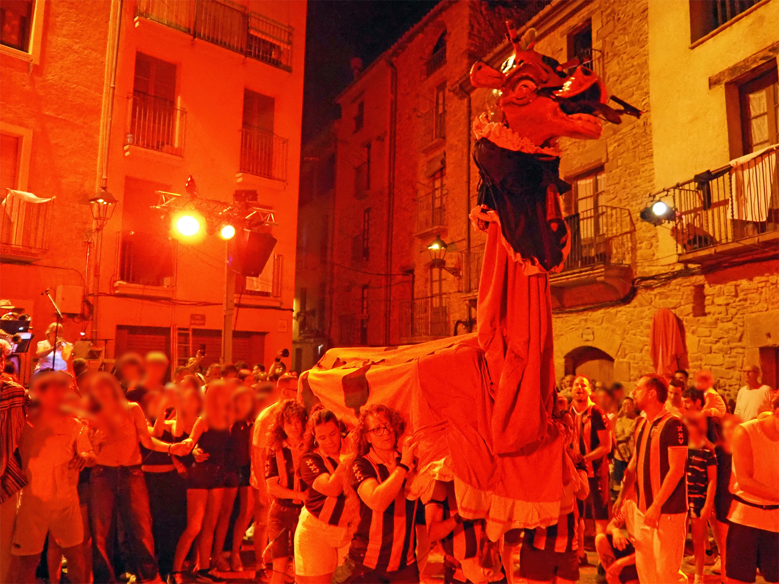 Actuaci&oacute; de la Vaca de l'Altatxu durant la Trapellada a la pla&ccedil;a Major del Poble Vell, dins de la Festa Major de S&uacute;ria.