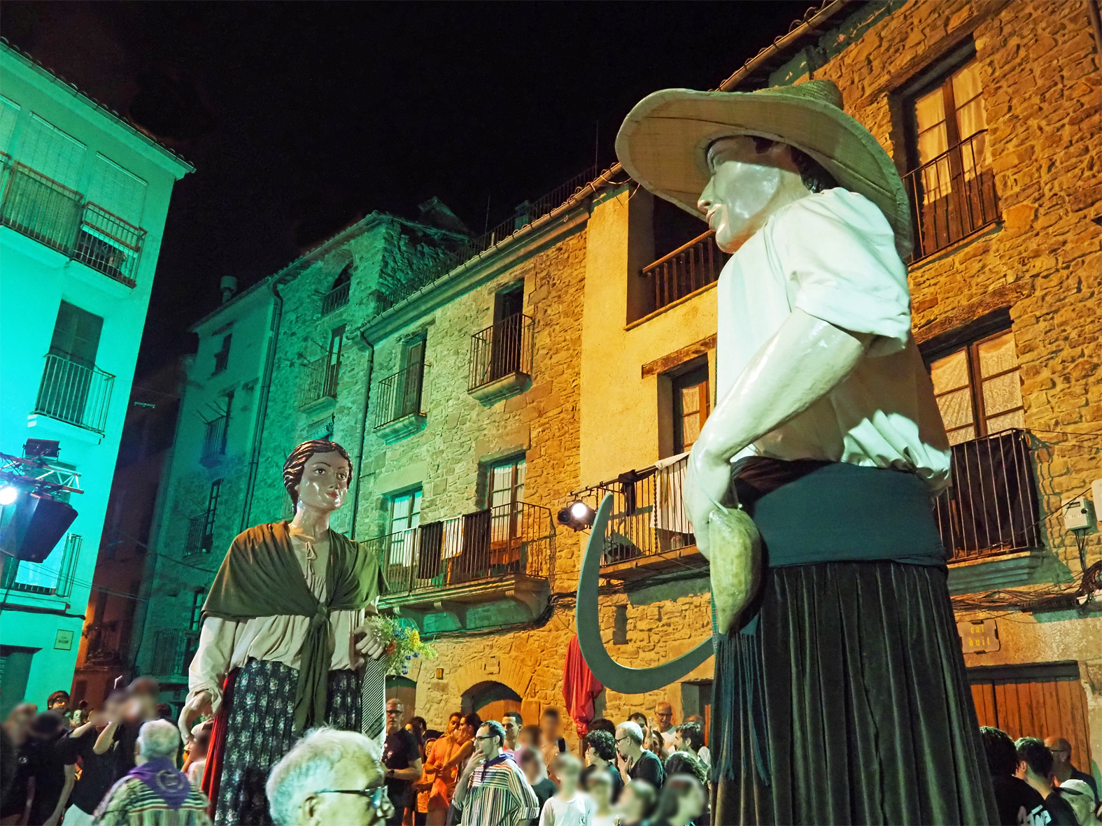 Actuaci&oacute; dels Gegants del Gorg de l'Olla durant la Trapellada a la pla&ccedil;a Major del Poble Vell, dins de la Festa Major de S&uacute;ria.