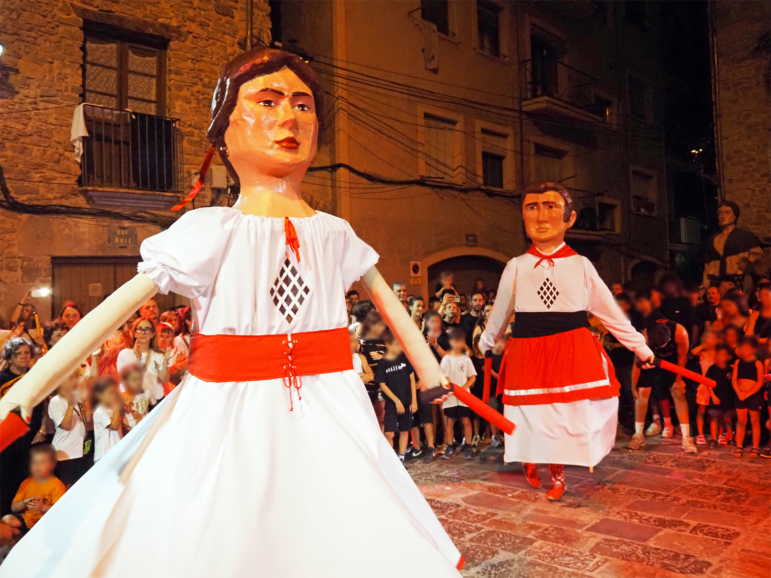Actuaci&oacute; dels Gegantons de l'Agrupaci&oacute; Sardanista durant la Trapellada a la pla&ccedil;a Major del Poble Vell, dins de la Festa Major de S&uacute;ria.