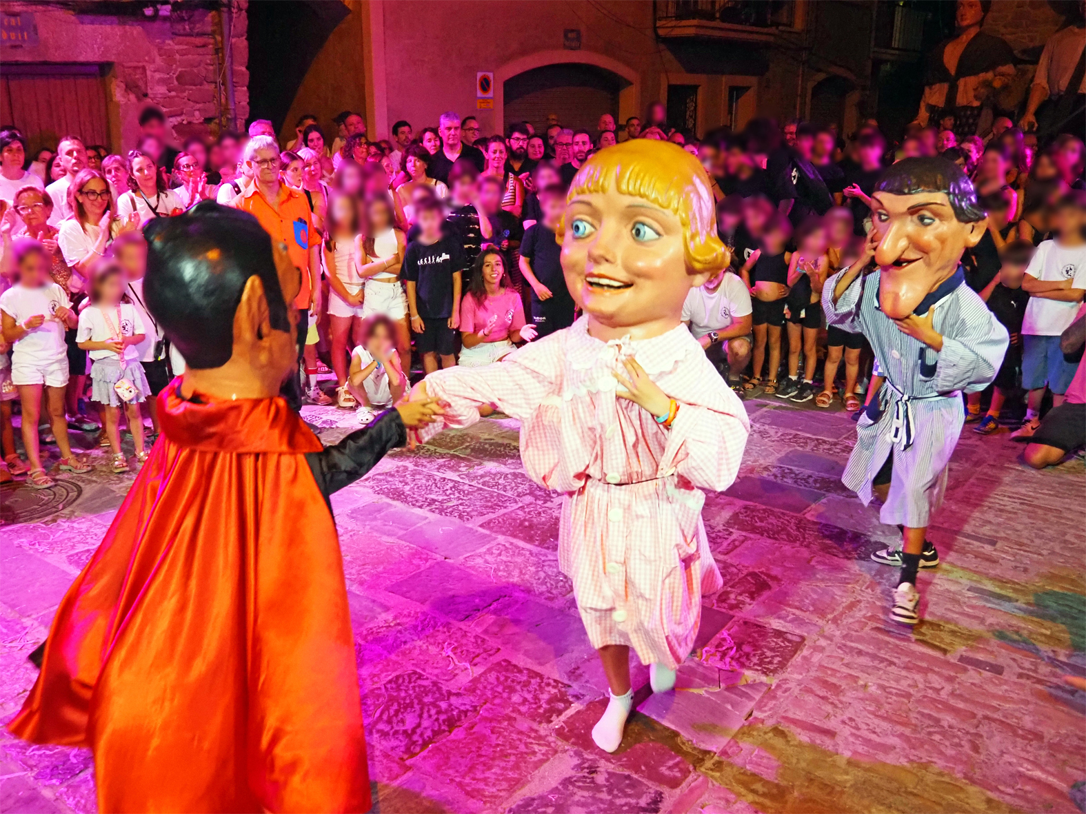 Actuaci&oacute; dels Capgrossos del barri de Sant Jaume durant la Trapellada a la pla&ccedil;a Major del Poble Vell, dins de la Festa Major de S&uacute;ria.