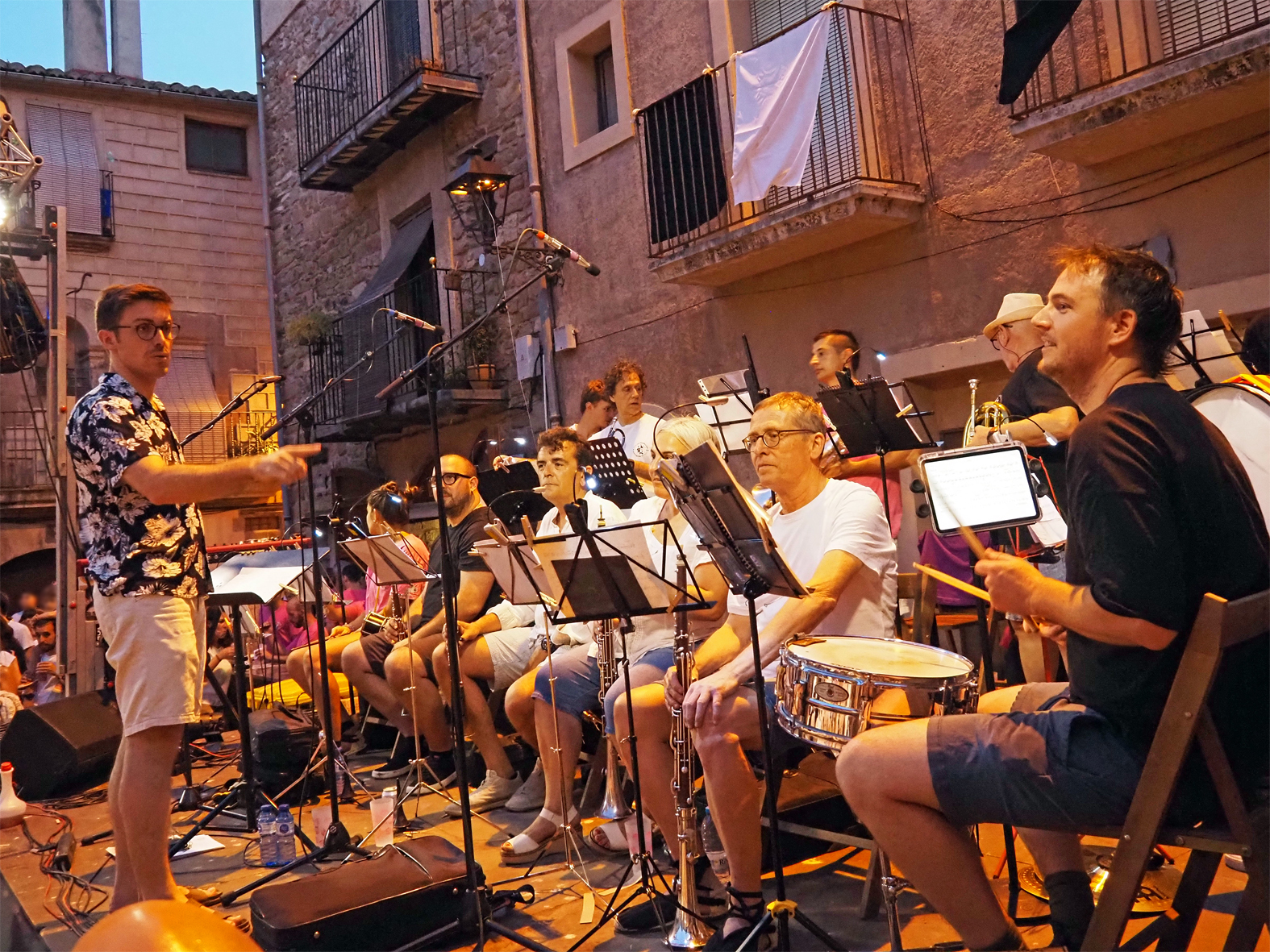 Orquestra de la Trapellada a la pla&ccedil;a Major del Poble Vell, dins de la Festa Major de S&uacute;ria.