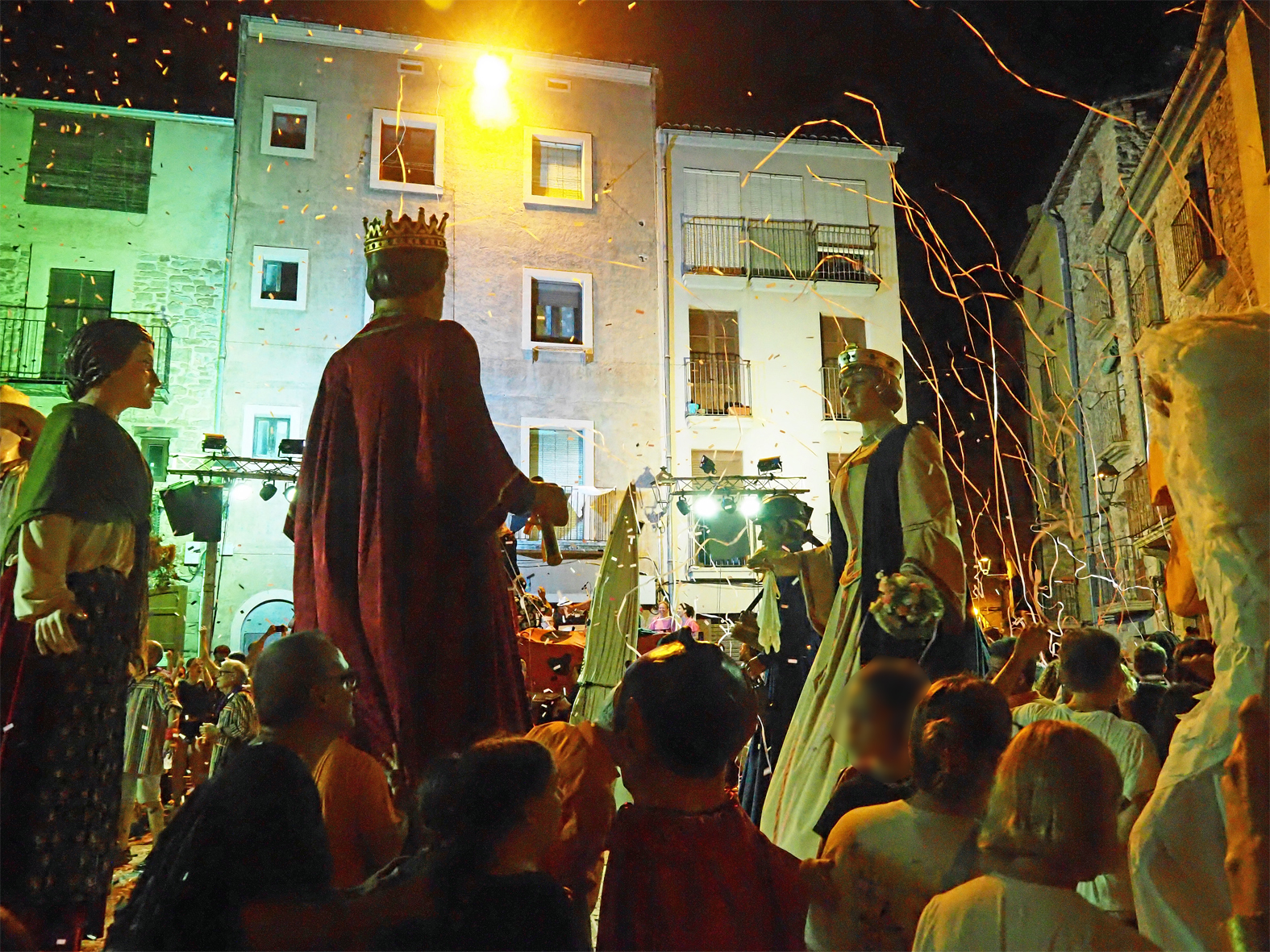 Ball conjunt de la Trapellada a la pla&ccedil;a Major del Poble Vell, dins de la Festa Major de S&uacute;ria.