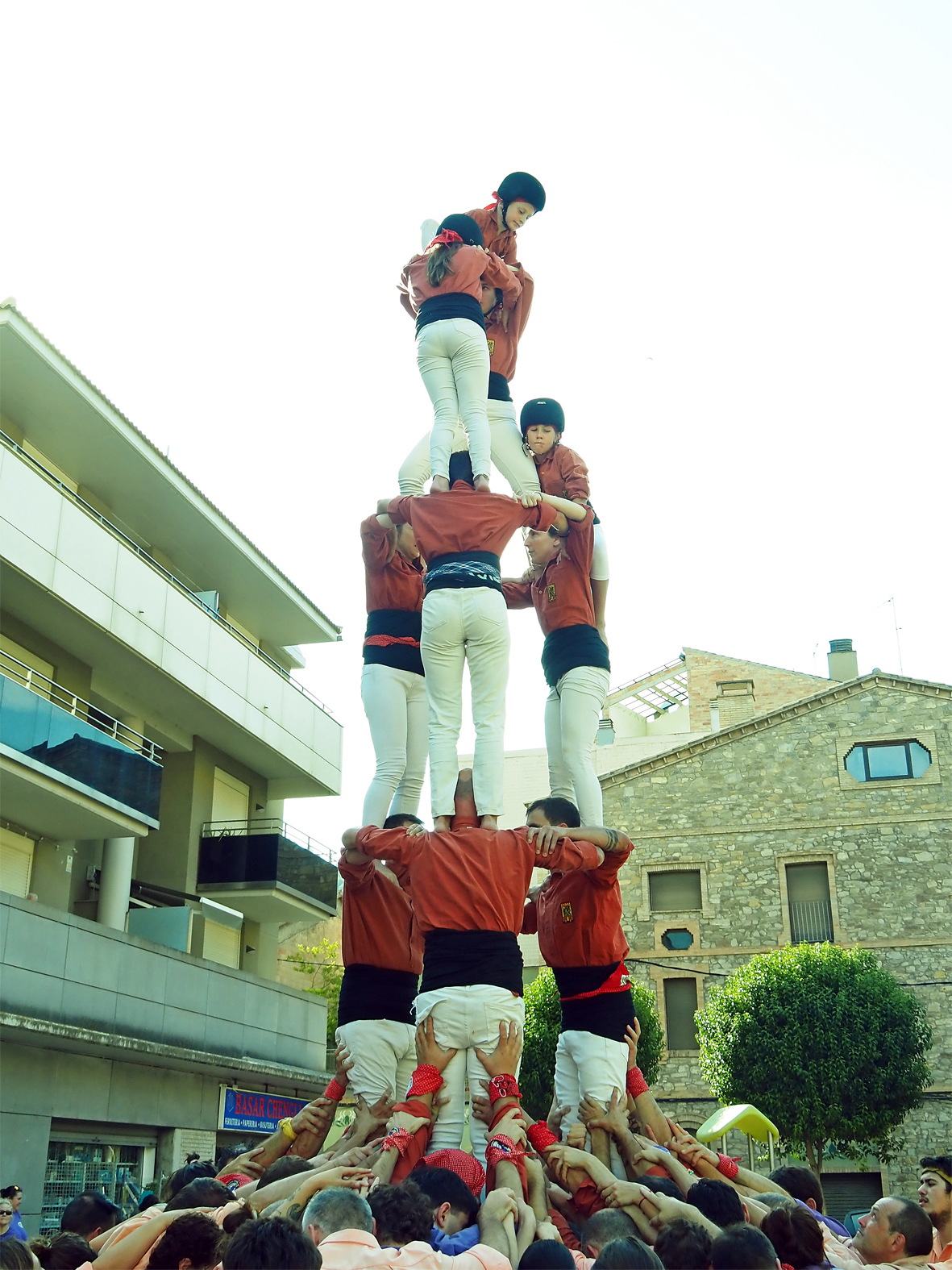 Actuaci&oacute; de la Colla Castellera Potes Roges de Vacarisses durant la Trobada Castellera de la Festa Major de S&uacute;ria, a la pla&ccedil;a de la Serradora, dins de la Festa Major de S&uacute;ria.
