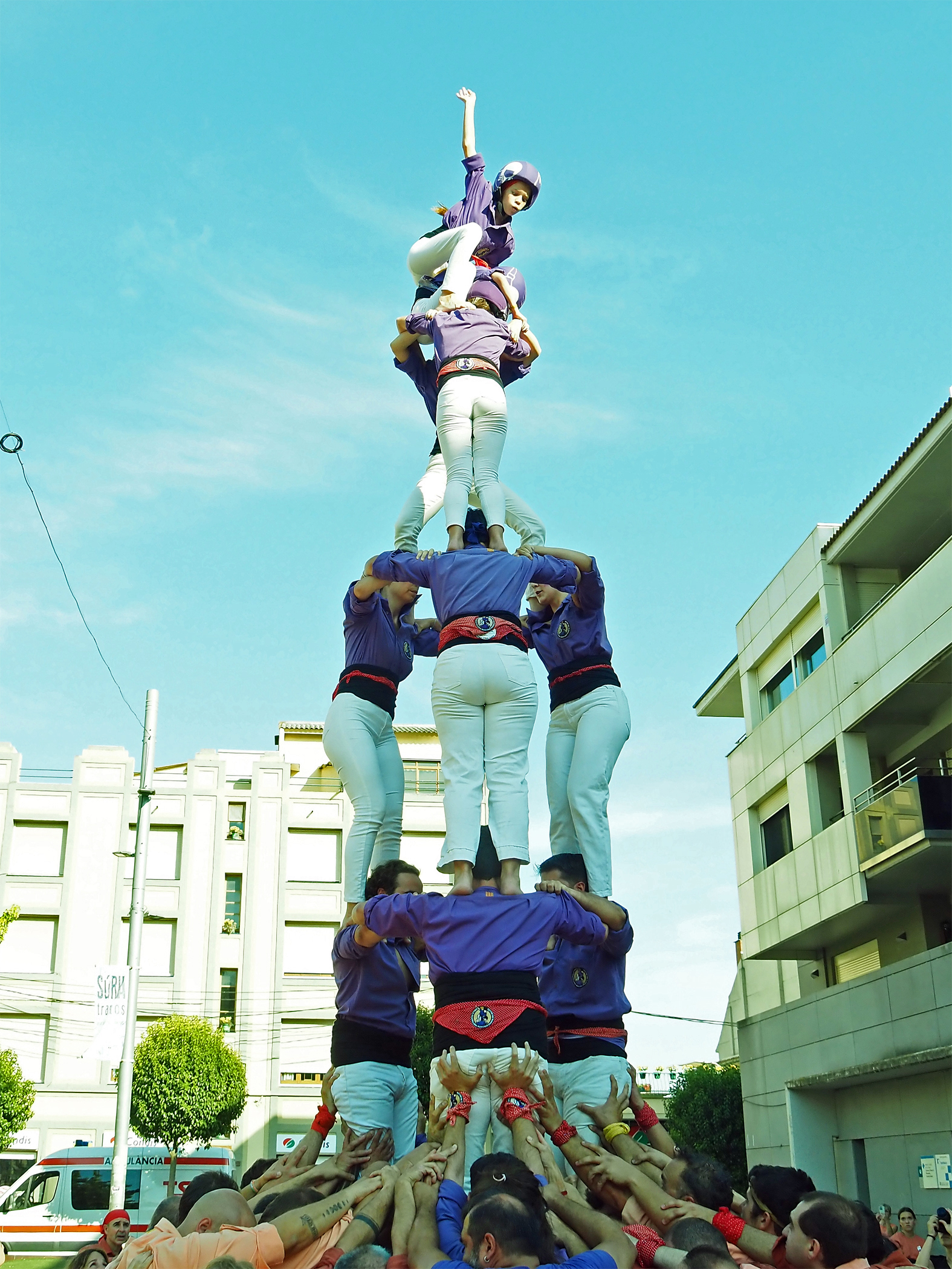 Actuaci&oacute; de la Colla Castellera Manyacs de Parets del Vall&egrave;s durant la Trobada Castellera de la Festa Major de S&uacute;ria, a la pla&ccedil;a de la Serradora, dins de la Festa Major de S&uacute;ria.
