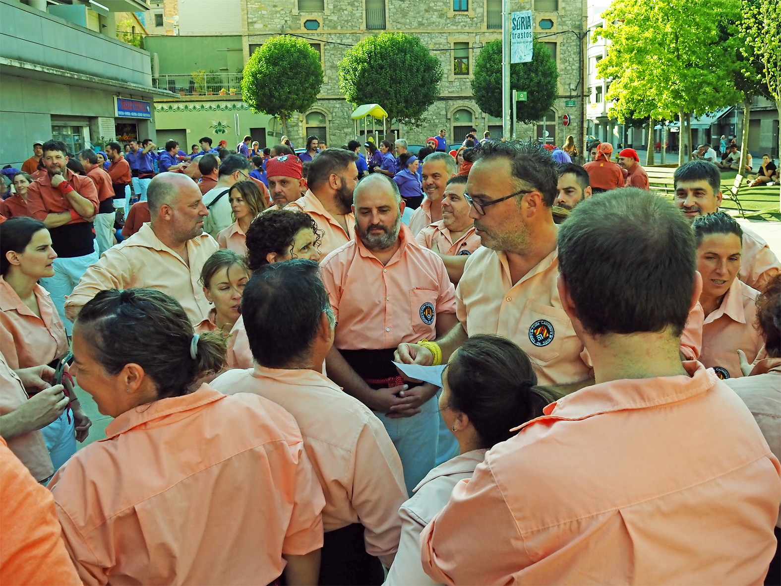 Preparaci&oacute; d'un castell de la Colla Castellera Salats de S&uacute;ria durant la Trobada Castellera de la Festa Major, a la pla&ccedil;a de la Serradora, dins de la Festa Major de S&uacute;ria.