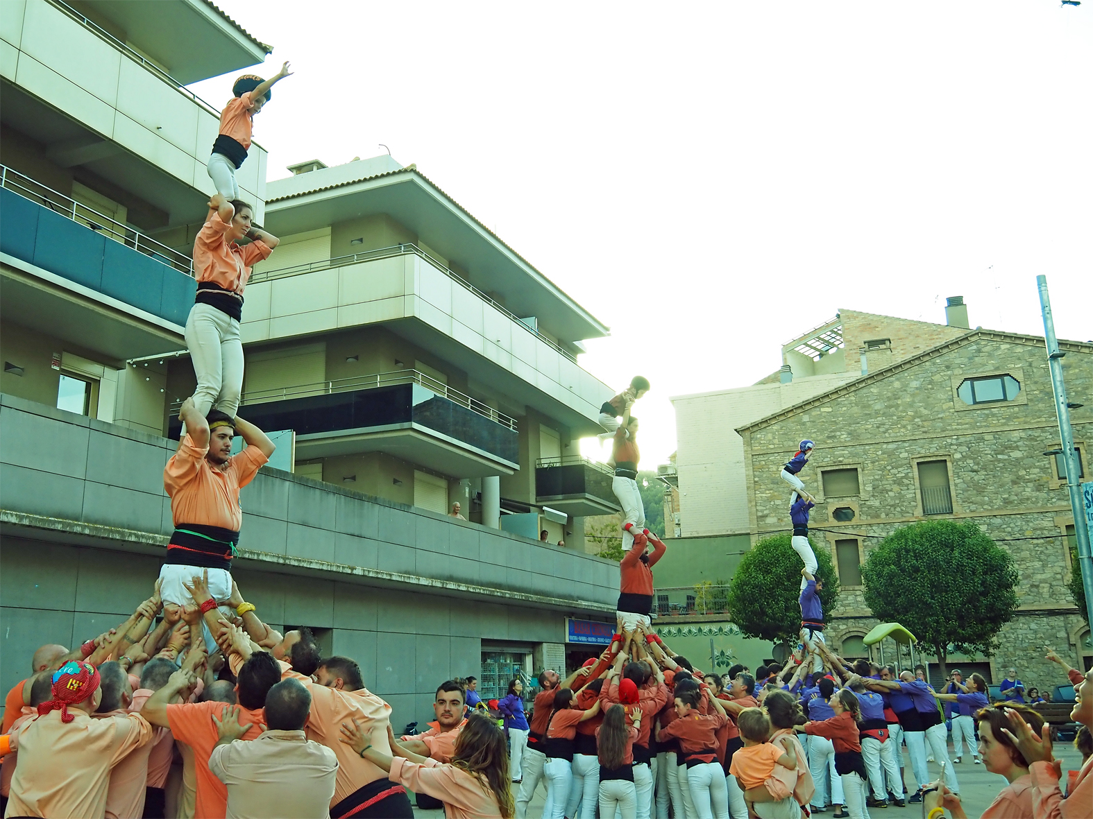 Pilars de cloenda de la la Trobada Castellera de la Festa Major, a la pla&ccedil;a de la Serradora, dins de la Festa Major de S&uacute;ria.