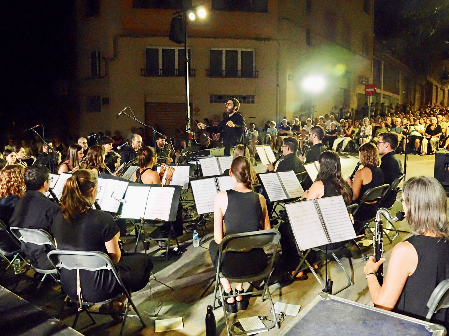 Imatge de les Tocades amb la Banda de Cardona al davant de la Casa de la Vila, dins de la Festa Major de S&uacute;ria.