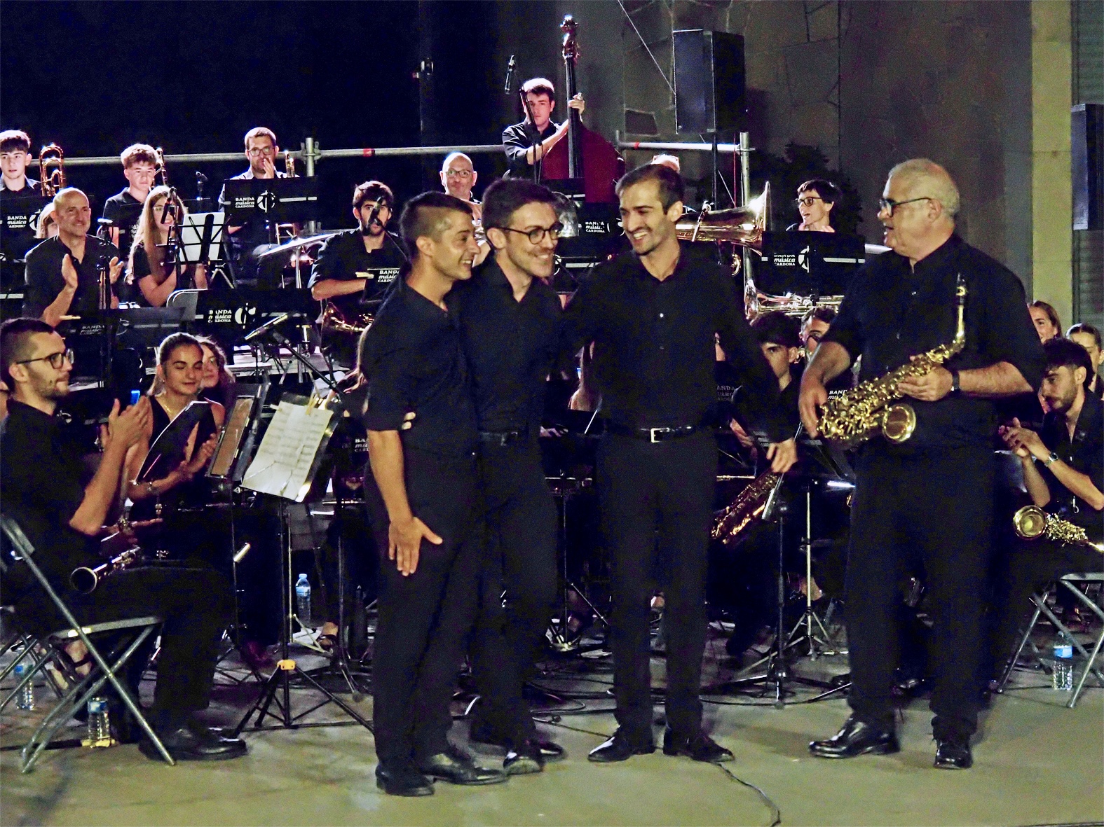 M&uacute;sics suriencs de la Banda de Cardona, despr&eacute;s de la interpretaci&oacute; de les cobles d'Els Pastorets de S&uacute;ria durant les Tocades al davant de la Casa de la Vila, dins de la Festa Major de S&uacute;ria.