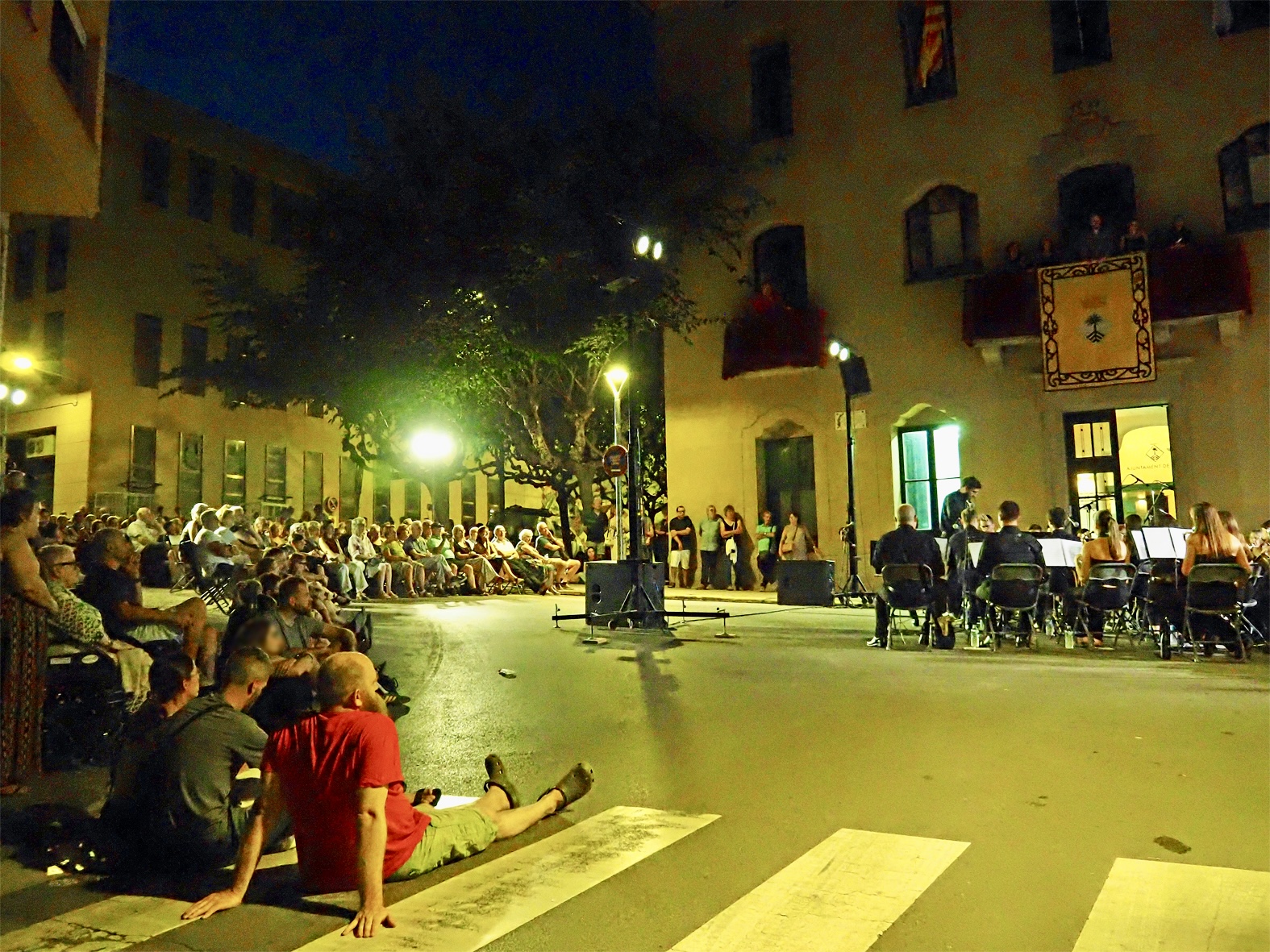 Imatge de les Tocades amb la Banda de Cardona al davant de la Casa de la Vila, dins de la Festa Major de S&uacute;ria.