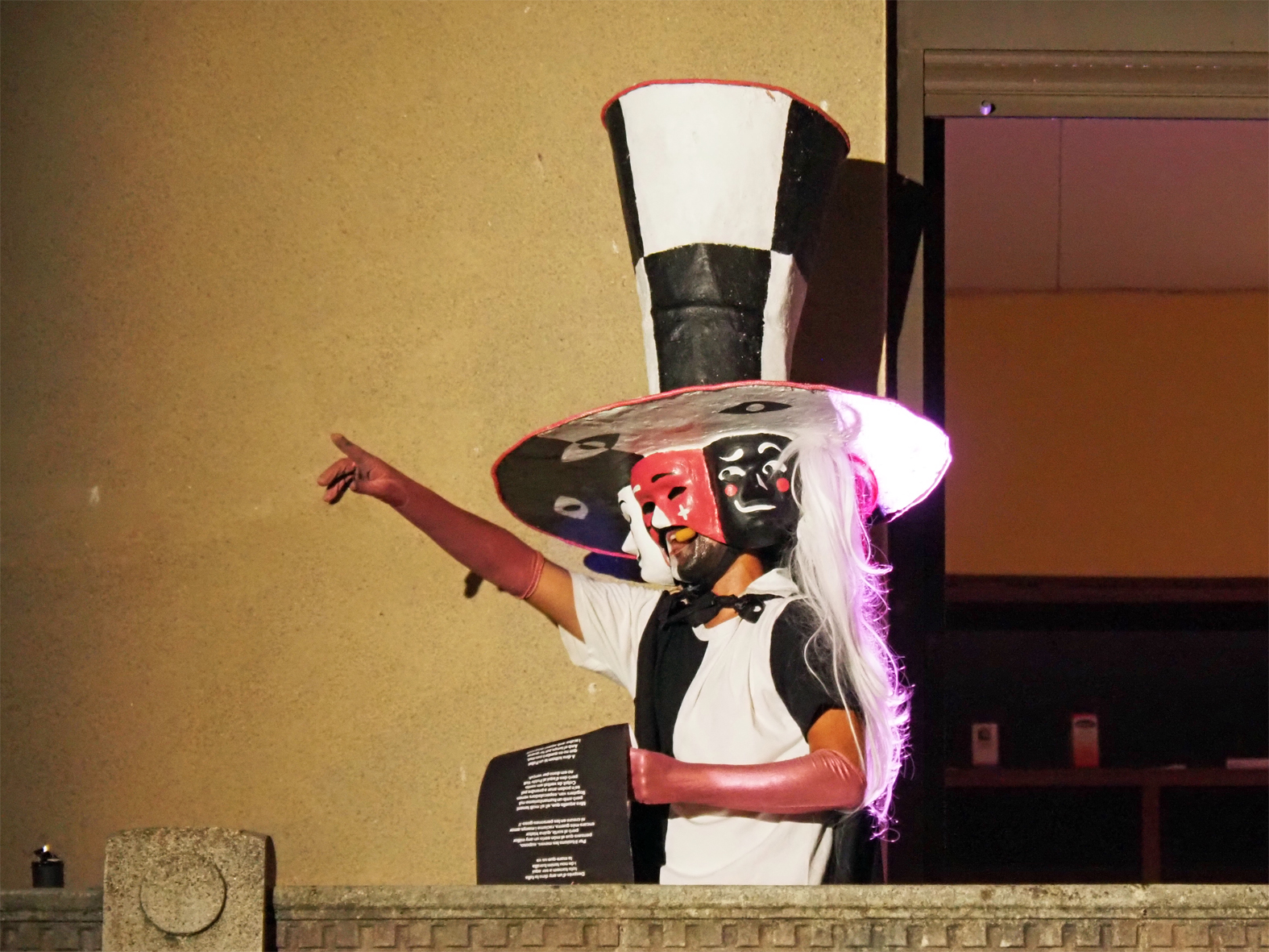 Preg&oacute; del Follet Trapella durant la Trapellada a la pla&ccedil;a Major del Poble Vell, dins de la Festa Major de S&uacute;ria.