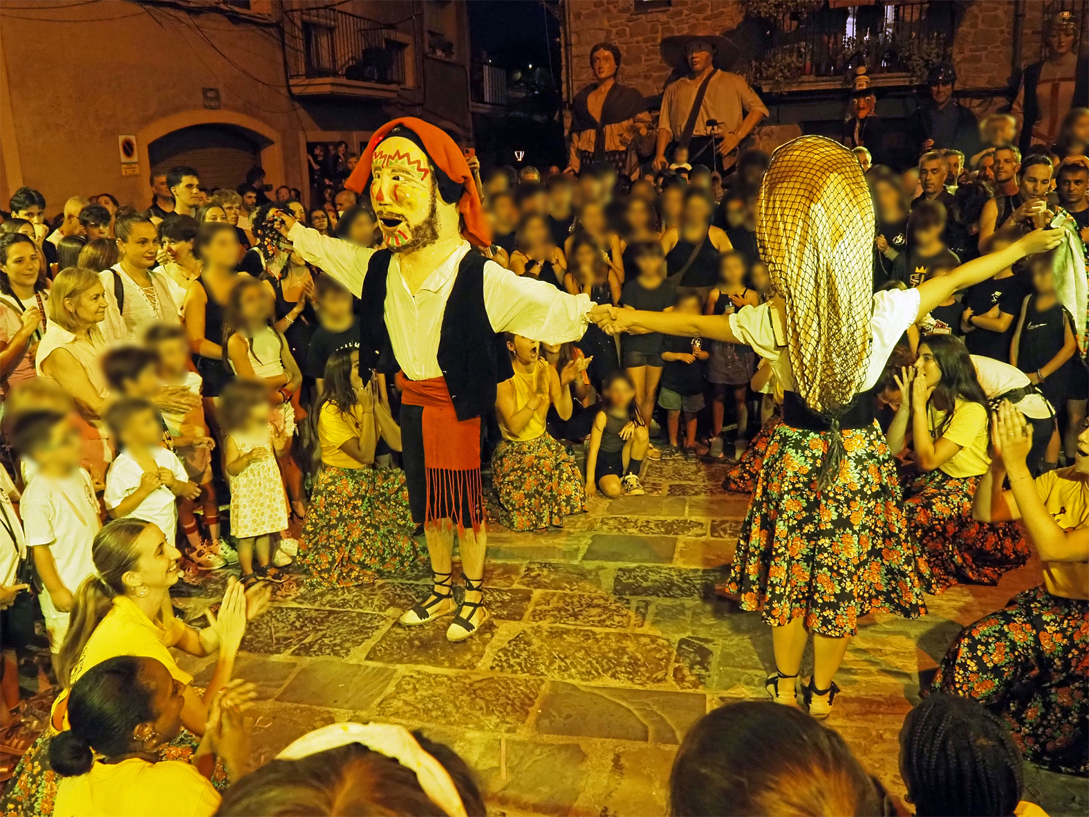 Actuaci&oacute; dels Capgrossos del Foment Cultural durant la Trapellada a la pla&ccedil;a Major del Poble Vell, dins de la Festa Major de S&uacute;ria.