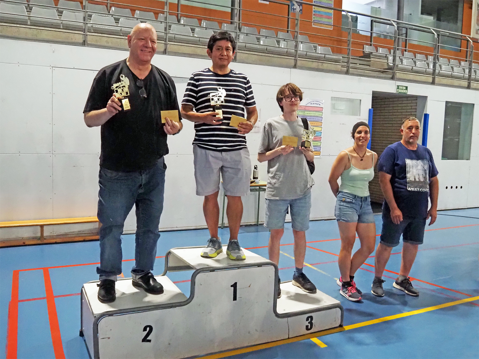 P&ograve;dium dels tres primers classificats del 6&egrave; Torneig d'Escacs Actius Joaquim Catal&agrave;, al costat de la regidora d'Esports, Alba Mart&iacute;nez, i el president del Club d'Escacs S&uacute;ria, Jordi Cardona.