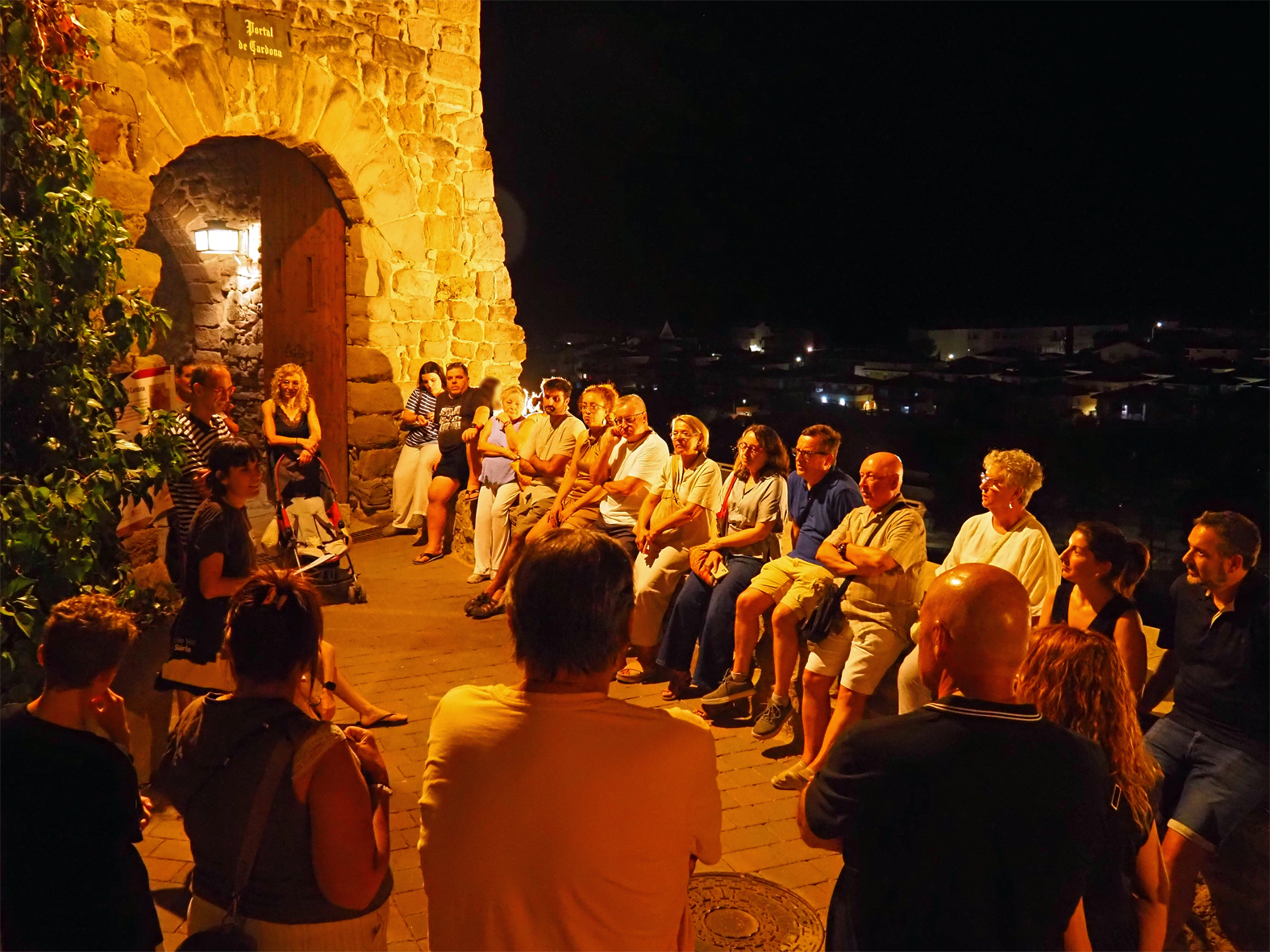 Una visita nocturna mostra els atractius del Poble Vell de Súria amb la participació d'una trentena de persones