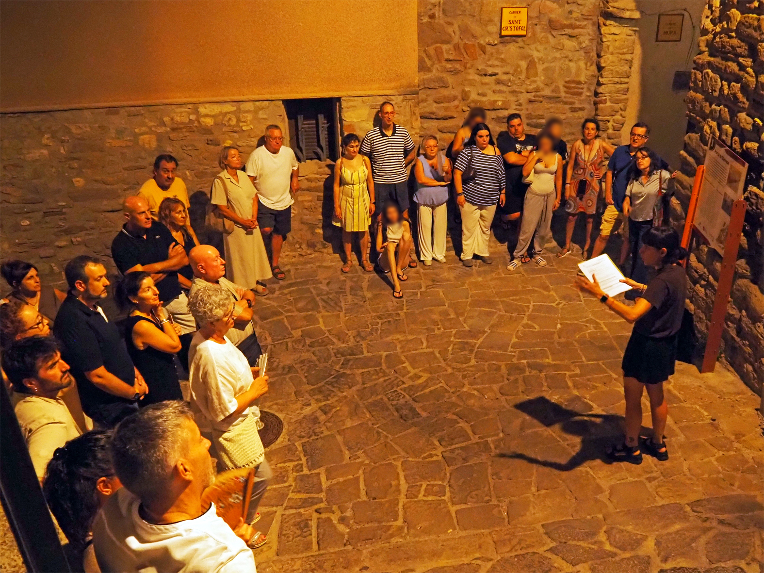 Visita guiada nocturna pel Poble Vell i el Castell de S&uacute;ria, al seu pas pel Portal de Manresa.