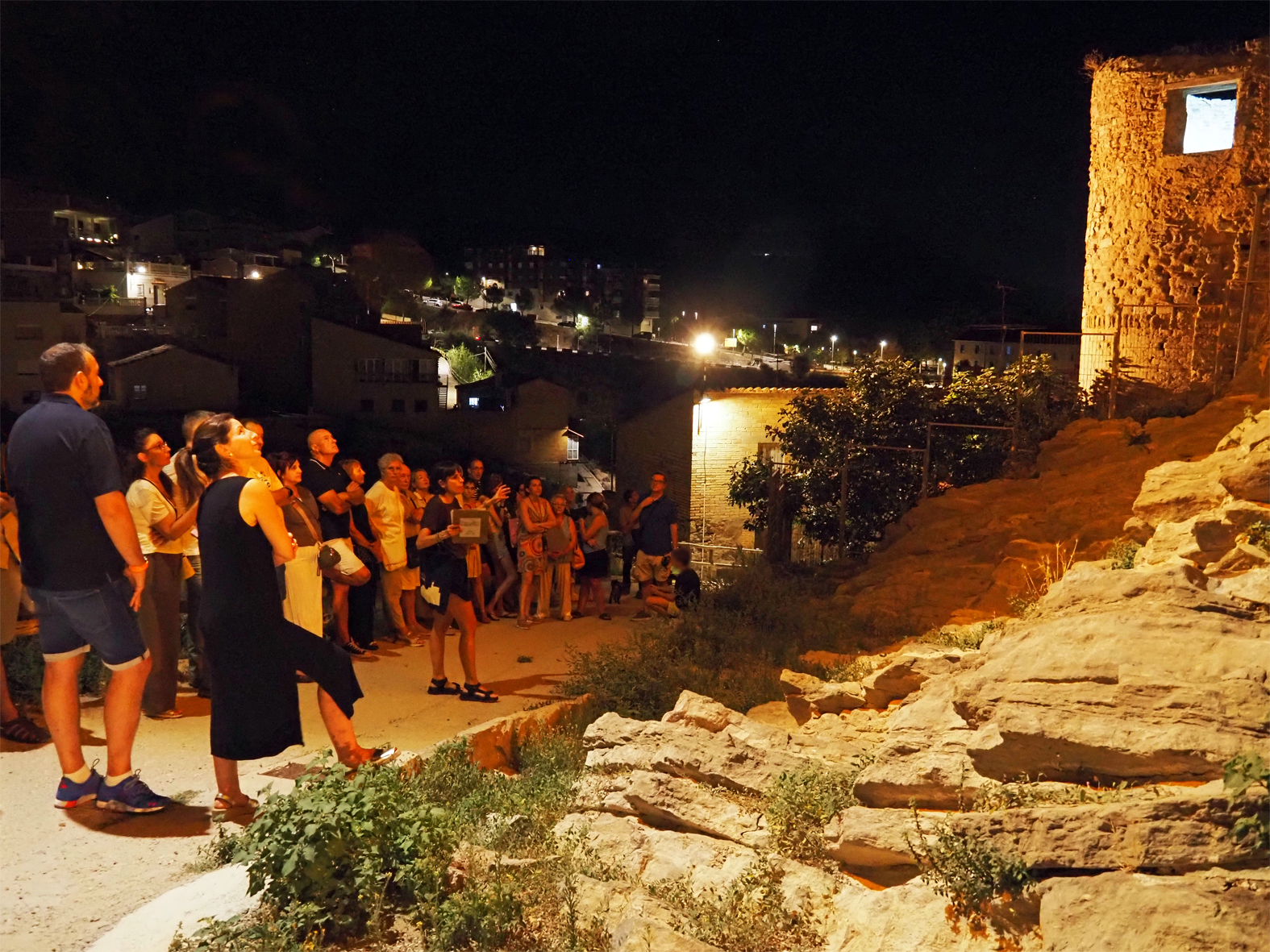 Visita guiada nocturna pel Poble Vell i el Castell de S&uacute;ria, al seu pas pel carrer del Vent, davant del Castell i de l'absis de l'Esgl&eacute;sia del Roser.