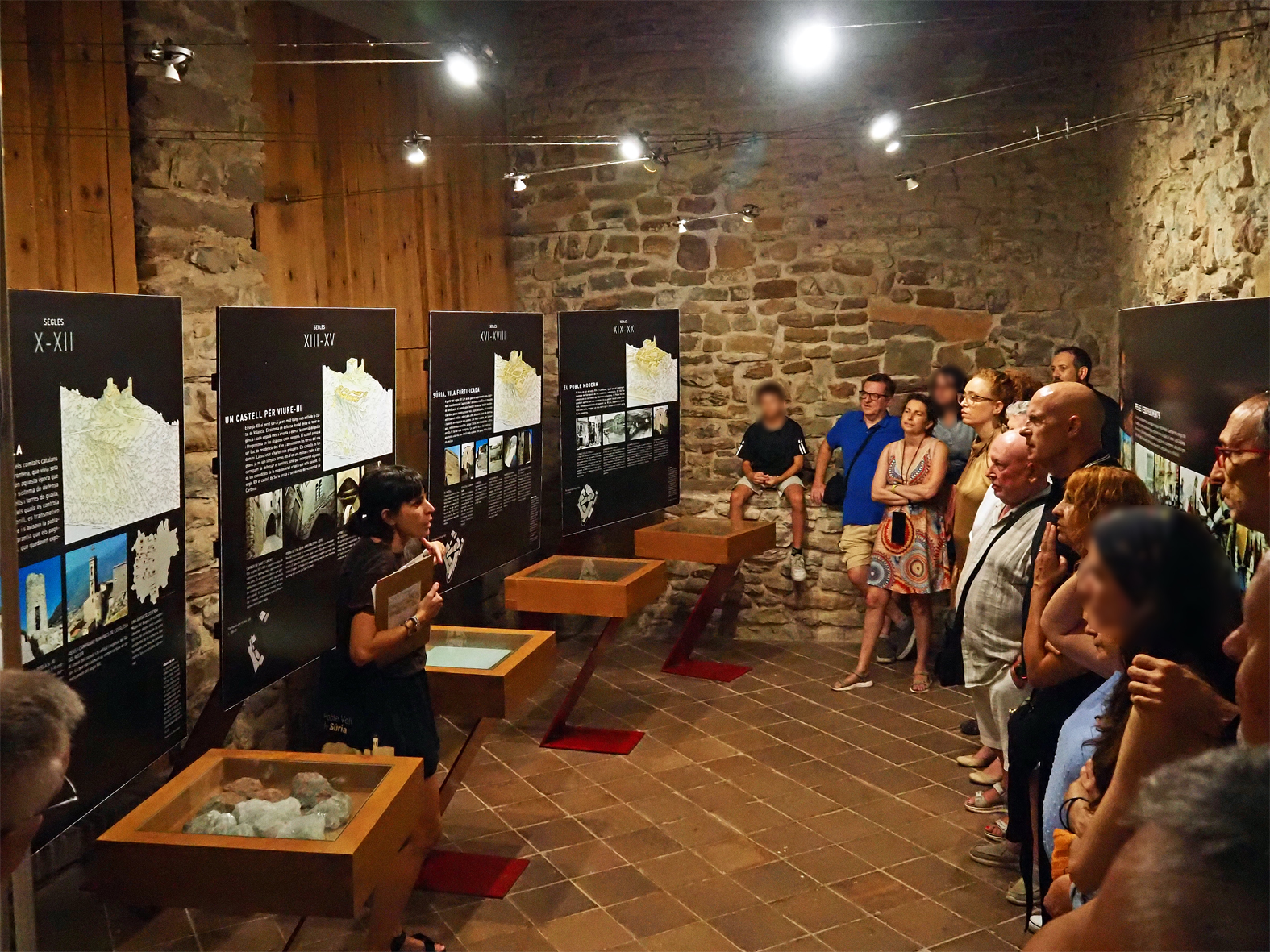 Visita guiada nocturna pel Poble Vell i el Castell de S&uacute;ria, al seu pas per l'interior del Castell.