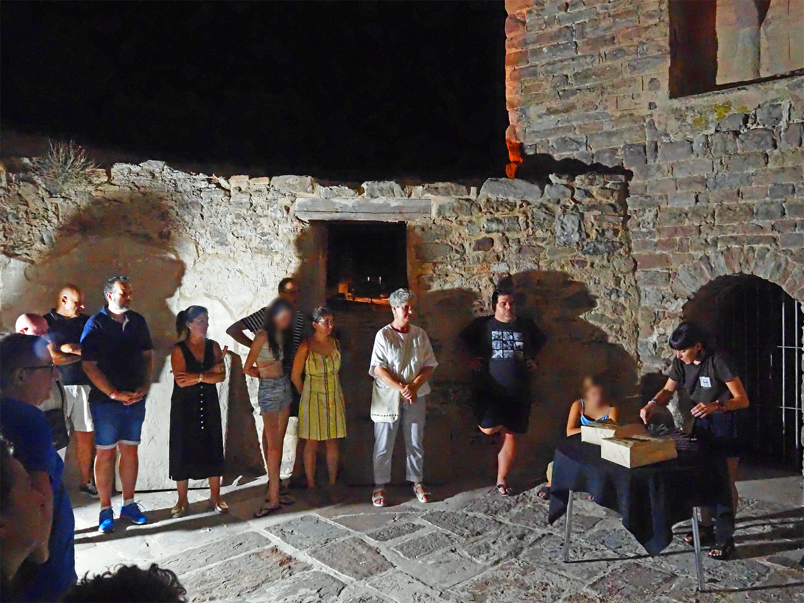 Cloenda de la visita guiada nocturna pel Poble Vell i el Castell de S&uacute;ria, al sobreabsis de l'Esgl&eacute;sia del Roser.