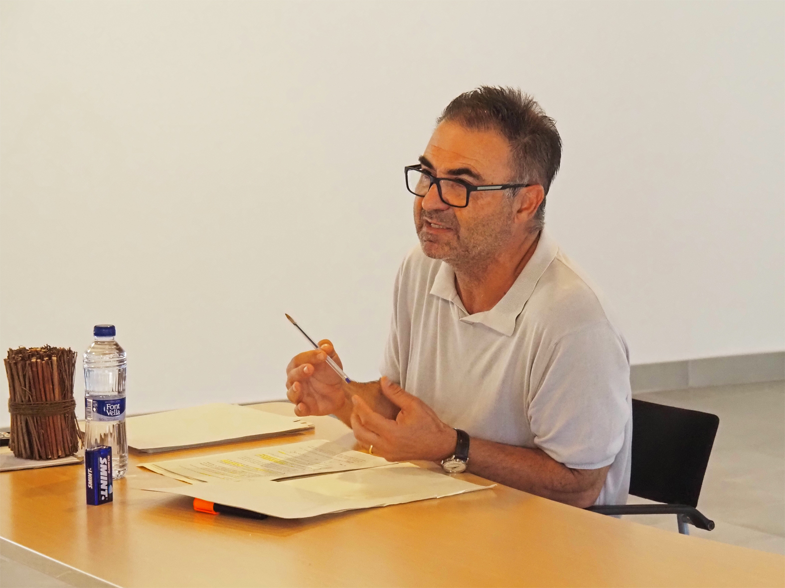 L'advocat surienc Prudenci Ferrer, pronuncia la confer&egrave;ncia de cloenda de l'Any Mag&iacute; F&agrave;brega a la Sala del Portal de l'edifici El Casinet del Poble Vell.