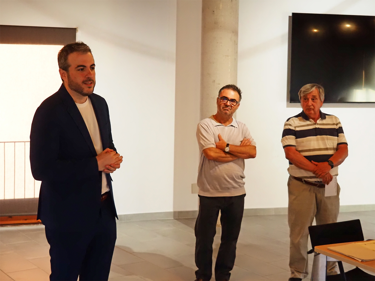 L'alcalde Albert Cober&oacute; parla en l'acte de cloenda de l'Any Mag&iacute; F&agrave;brega, al costat del regidor de Cultura, Albert F&agrave;brega, i de l'advocat surienc Prudenci Ferrer a la Sala del Portal de l'edifici El Casinet del Poble Vell.