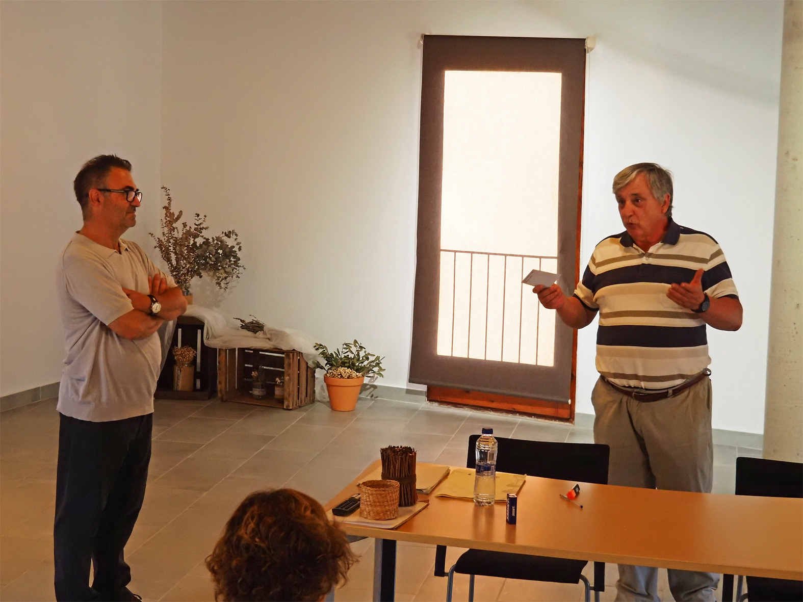 El regidor de Cultura, Albert F&agrave;brega, parla en l'acte de cloenda de l'Any Mag&iacute; F&agrave;brega, al costat de l'advocat surienc Prudenci Ferrer a la Sala del Portal de l'edifici El Casinet del Poble Vell.