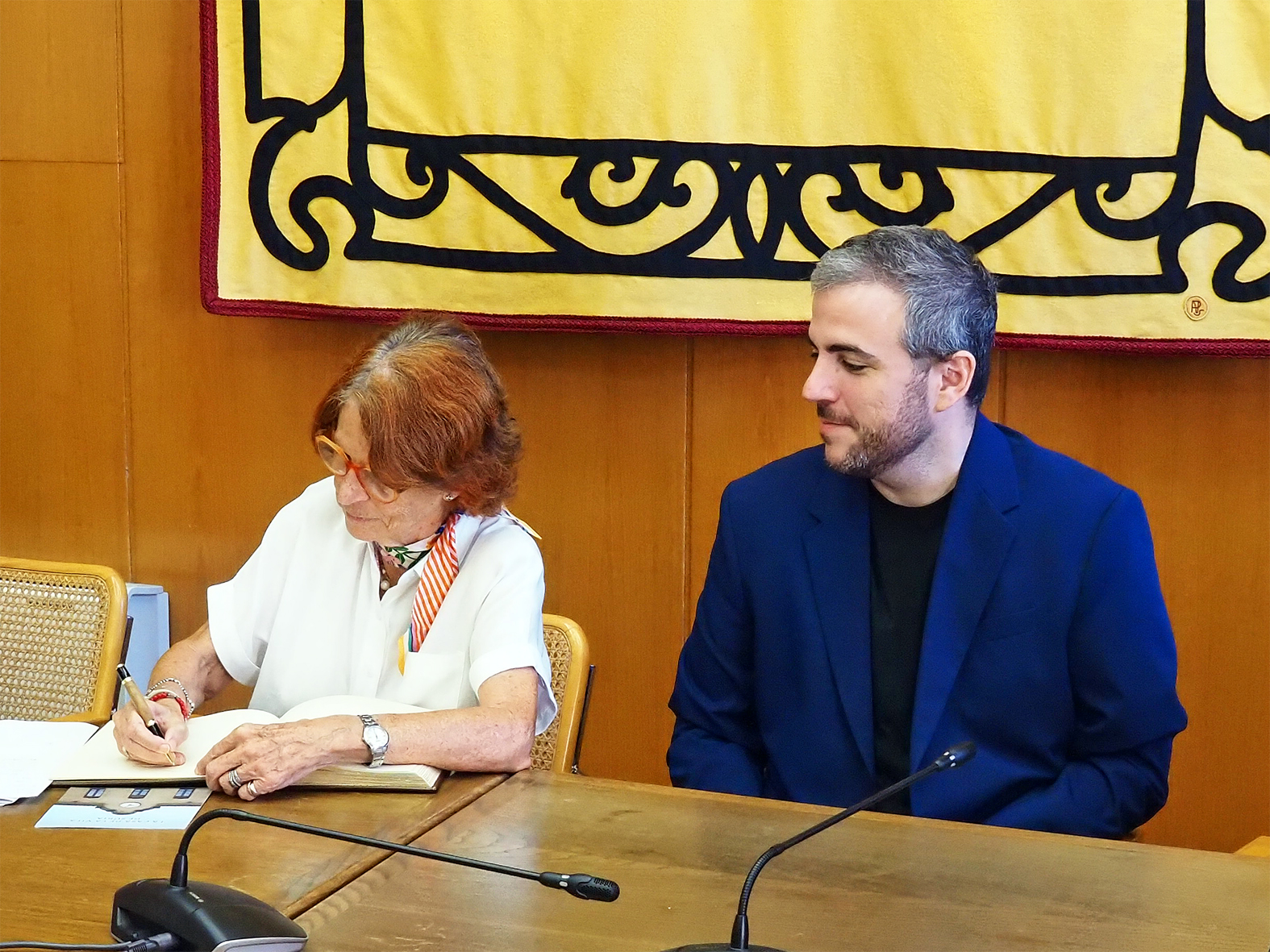 La S&iacute;ndica de Greuges, Esther Gim&eacute;nez-Salinas, signa en el Llibre d'Honor de S&uacute;ria, al costat de l'alcalde Albert Cober&oacute;, al sal&oacute; de sessions de la Casa de la Vila.