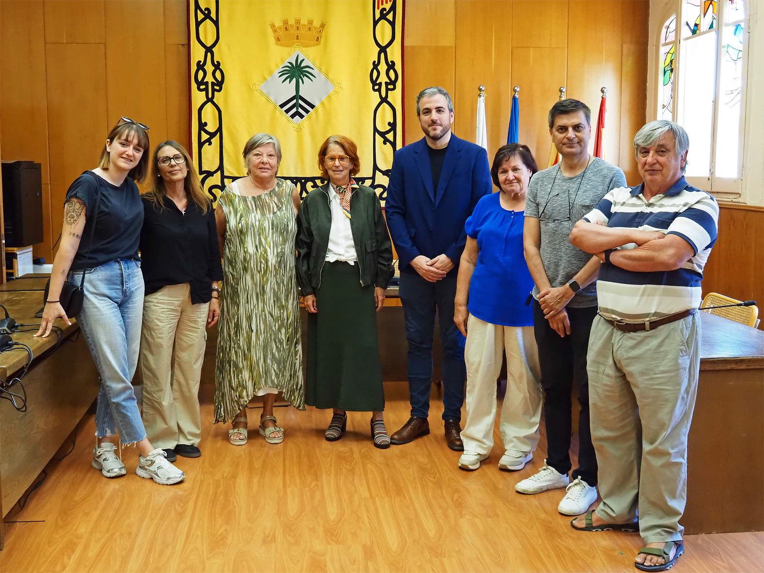 Foto de grup de la S&iacute;ndica de Greuges, Esther Gim&eacute;nez-Salinas, i l'alcalde Albert Cober&oacute;, amb una representaci&oacute; del govern municipal i l'equip de l'Oficina de Just&iacute;cia al Municipi, al sal&oacute; de sessions de la Casa de la Vila.