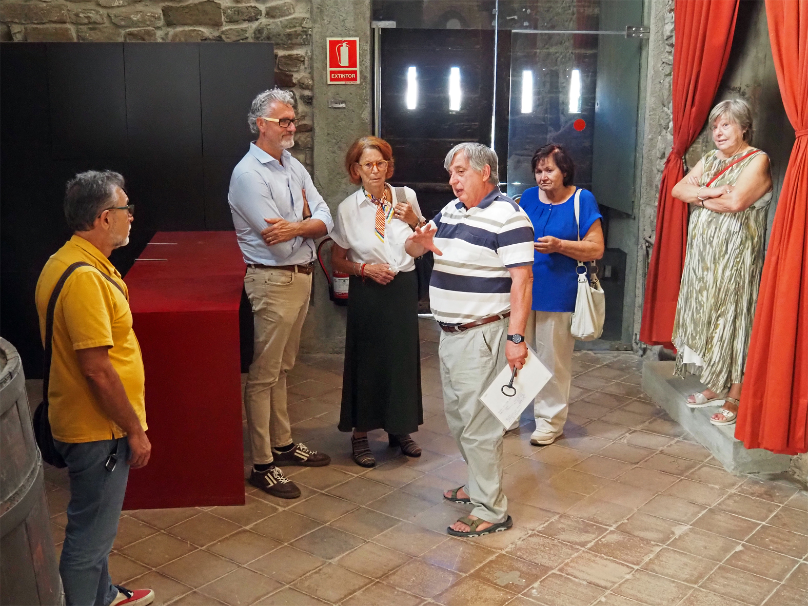 Imatge de la visita de la S&iacute;ndica de Greuges, Esther Gim&eacute;nez-Salinas, al Castell de S&uacute;ria, amb el guiatge del regidor de Cultura, Albert F&agrave;brega.