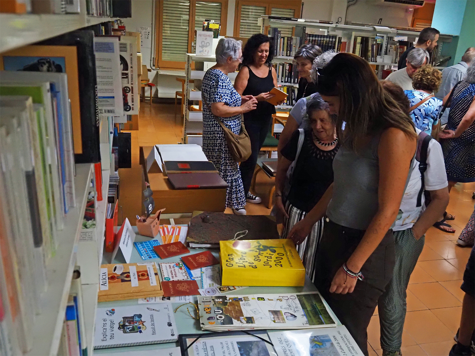 Mostra de publicacions sobre les activitats de la Biblioteca, durant lâ€™acte de comiat de les instalÂ·lacions al carrer Tarragona.