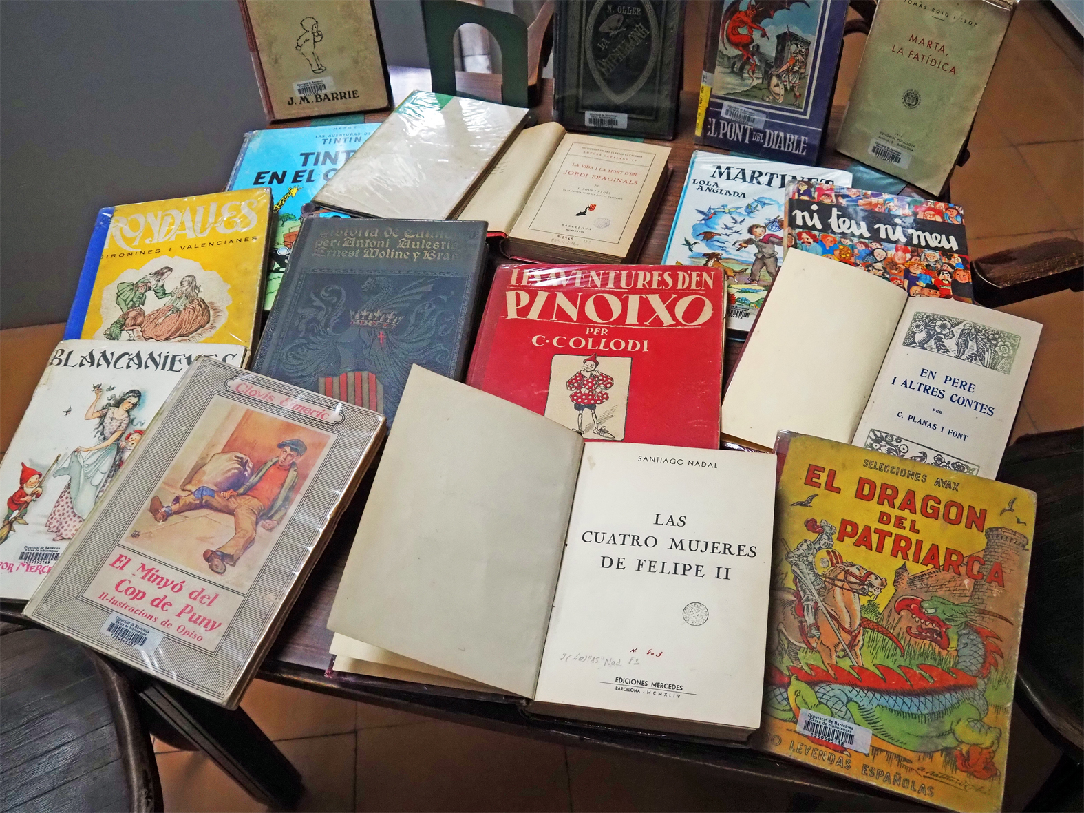 Mostra de llibres antics durant lâ€™acte de comiat de les instalÂ·lacions de la Biblioteca al carrer Tarragona.