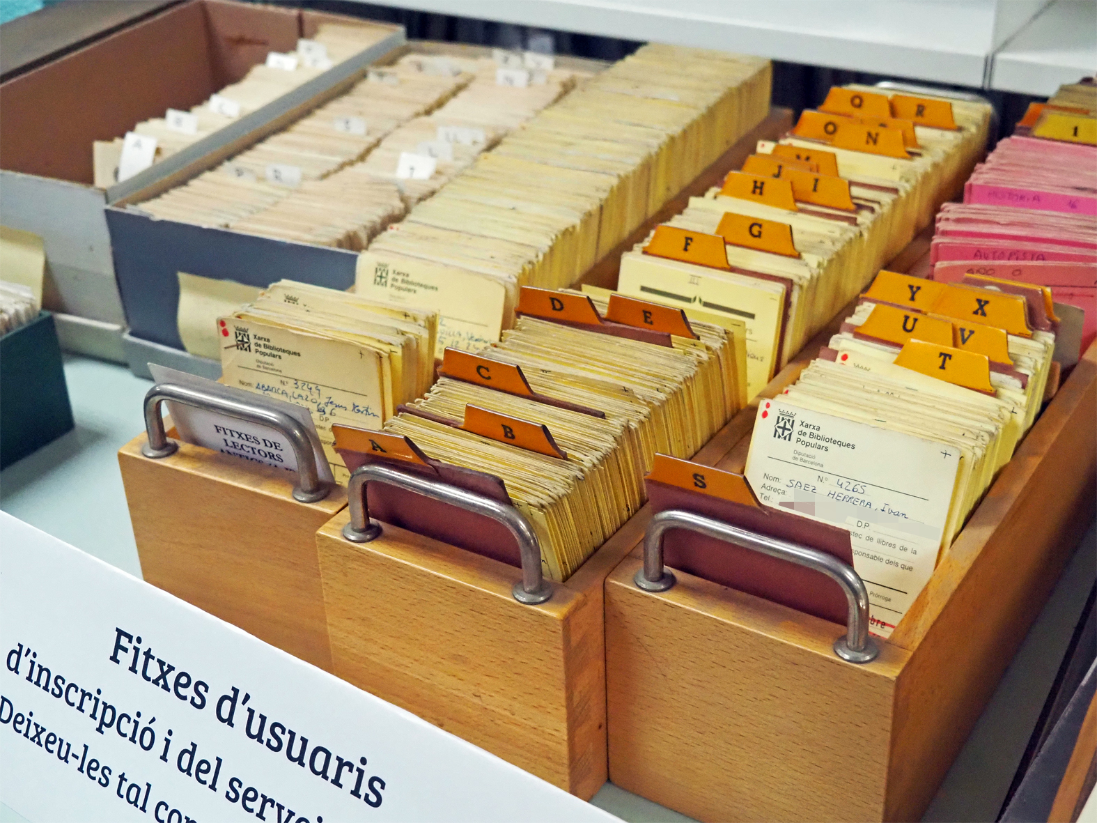 Fitxes antigues de les persones usuÃ ries durant lâ€™acte de comiat de les instalÂ·lacions de la Biblioteca al carrer Tarragona.