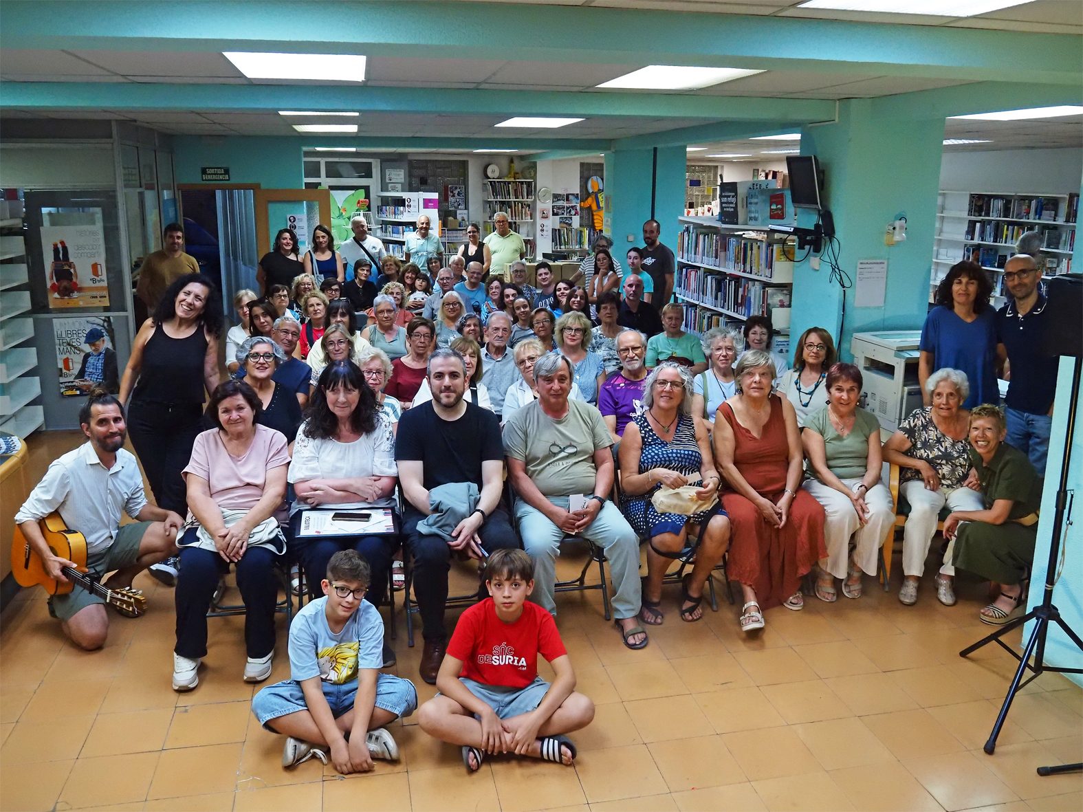 Persones assistents a lâ€™acte de comiat de les instalÂ·lacions de la Biblioteca al carrer Tarragona.