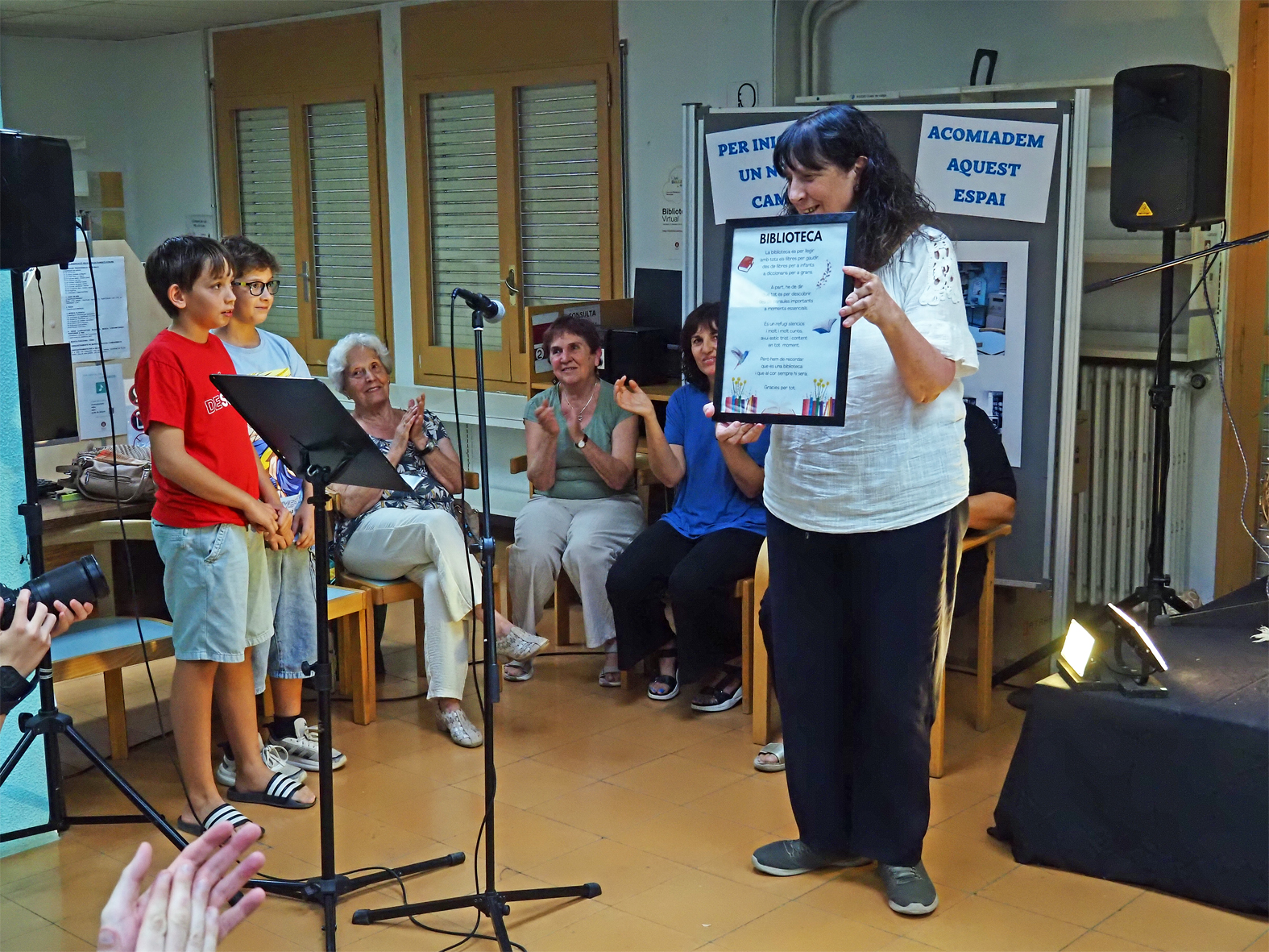 La bibliotecÃ ria Maria Ã€ngels Alsina mostra una poesia commemorativa en lâ€™acte de comiat de les instalÂ·lacions de la Biblioteca al carrer Tarragona.