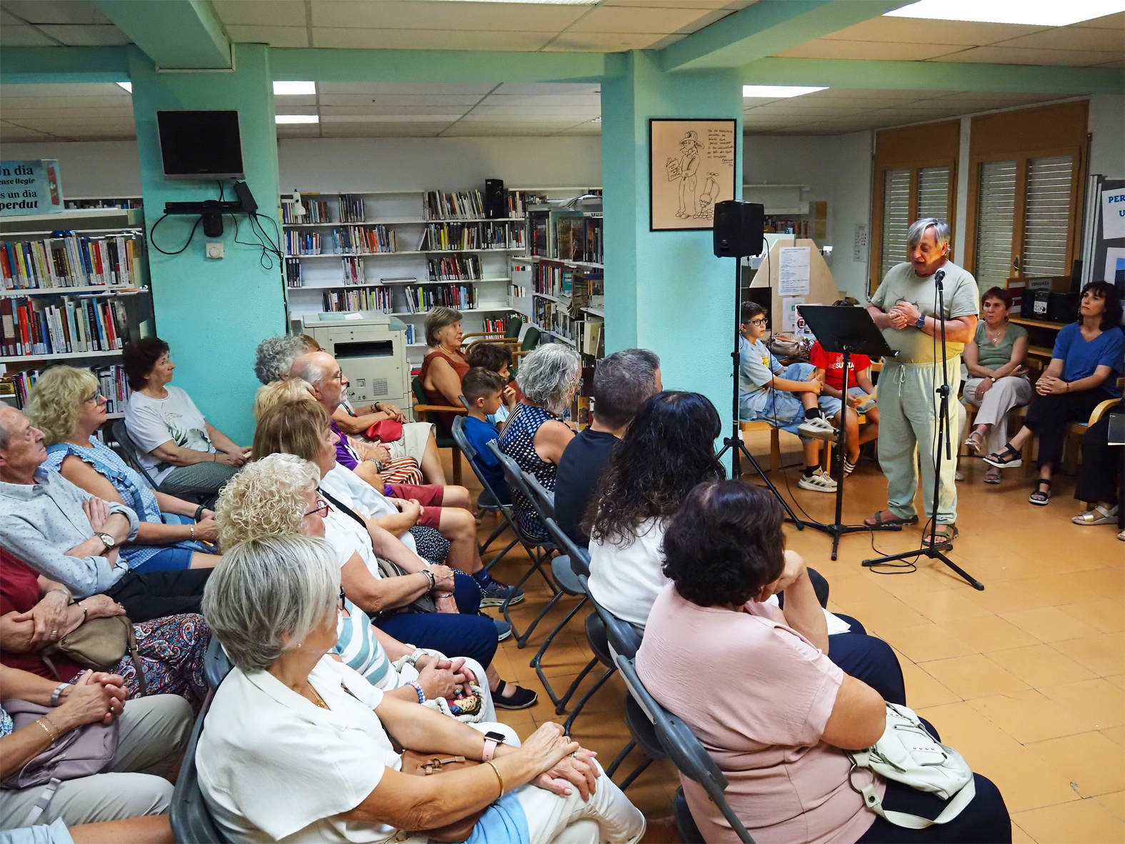 El regidor de Cultura, Albert FÃ brega, parla en lâ€™acte de comiat de les instalÂ·lacions de la Biblioteca al carrer Tarragona.